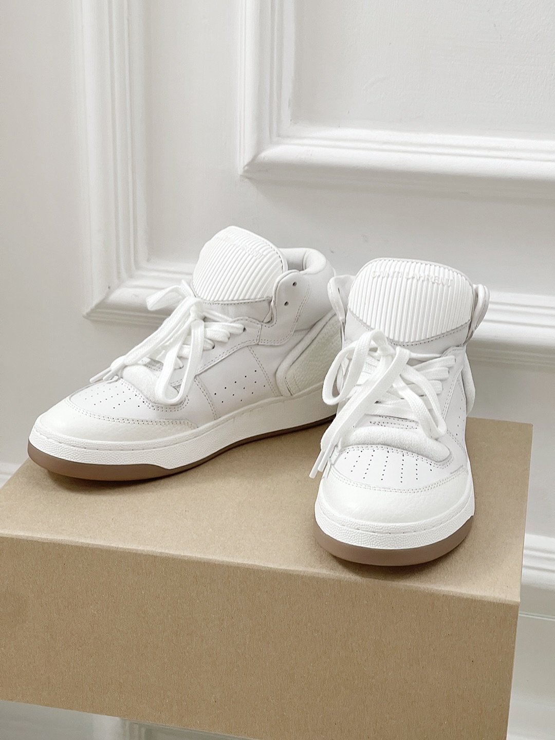 Saint Laurent’s Saint Roland Sneakers: Fashion’s New Classic White Shoes - 图片 3