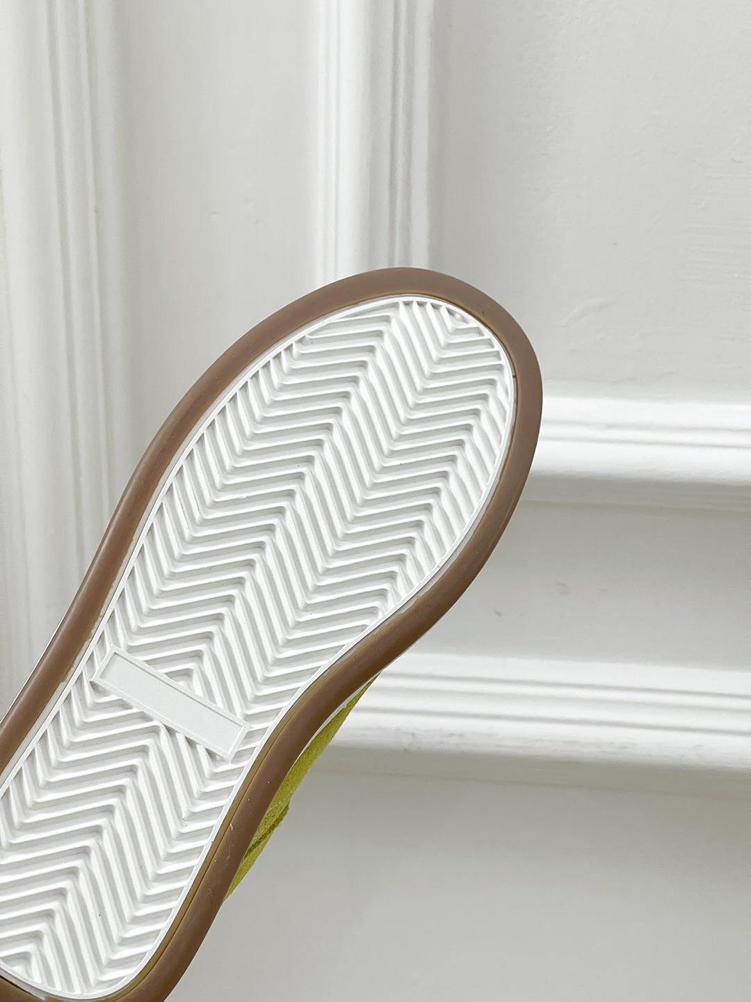 Fashion Trend: Saint Laurent’s White Sneakers Dominate the Market - 图片 9