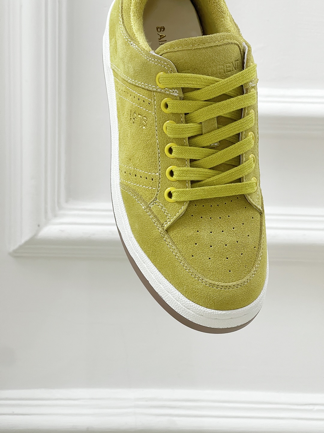 Fashion Trend: Saint Laurent’s White Sneakers Dominate the Market - 图片 7