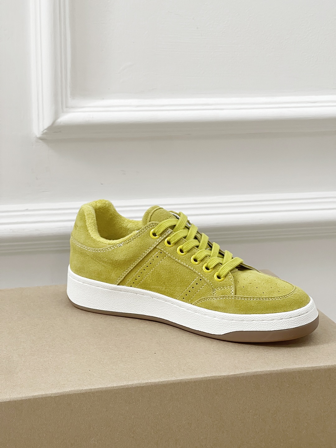 Fashion Trend: Saint Laurent’s White Sneakers Dominate the Market - 图片 4