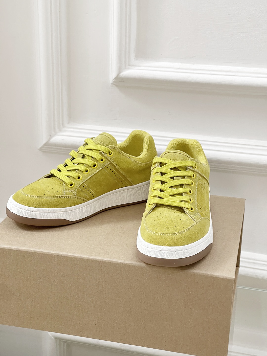 Fashion Trend: Saint Laurent’s White Sneakers Dominate the Market - 图片 3