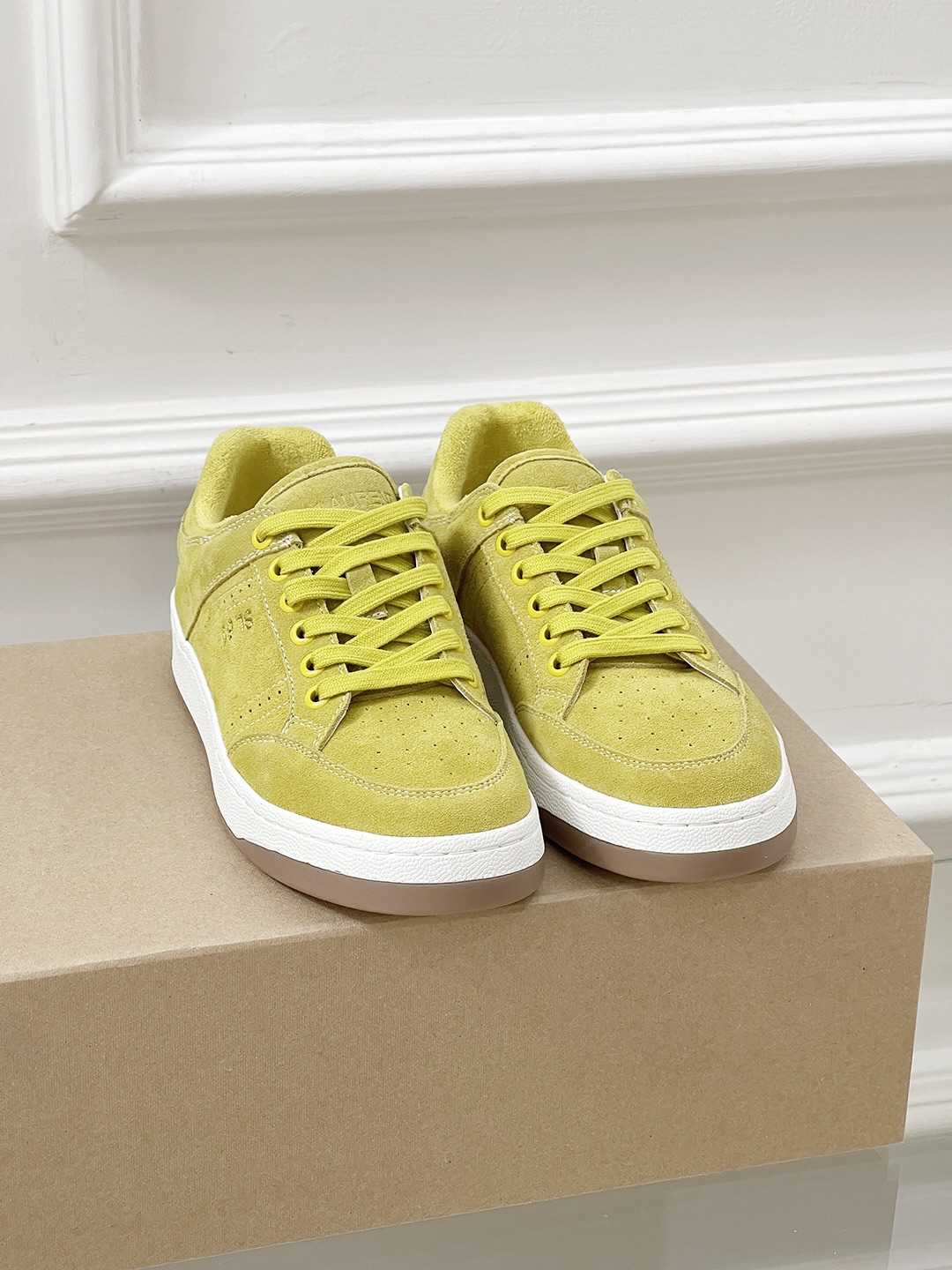 Fashion Trend: Saint Laurent’s White Sneakers Dominate the Market - 图片 2