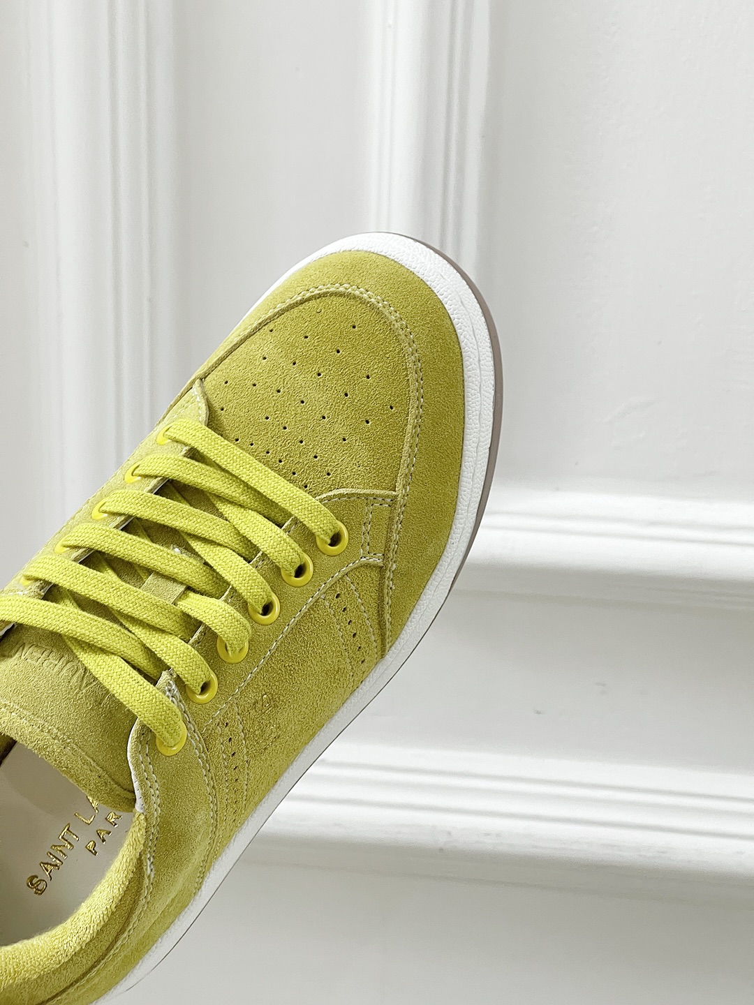 Fashion Trend: Saint Laurent’s White Sneakers Dominate the Market - 图片 8