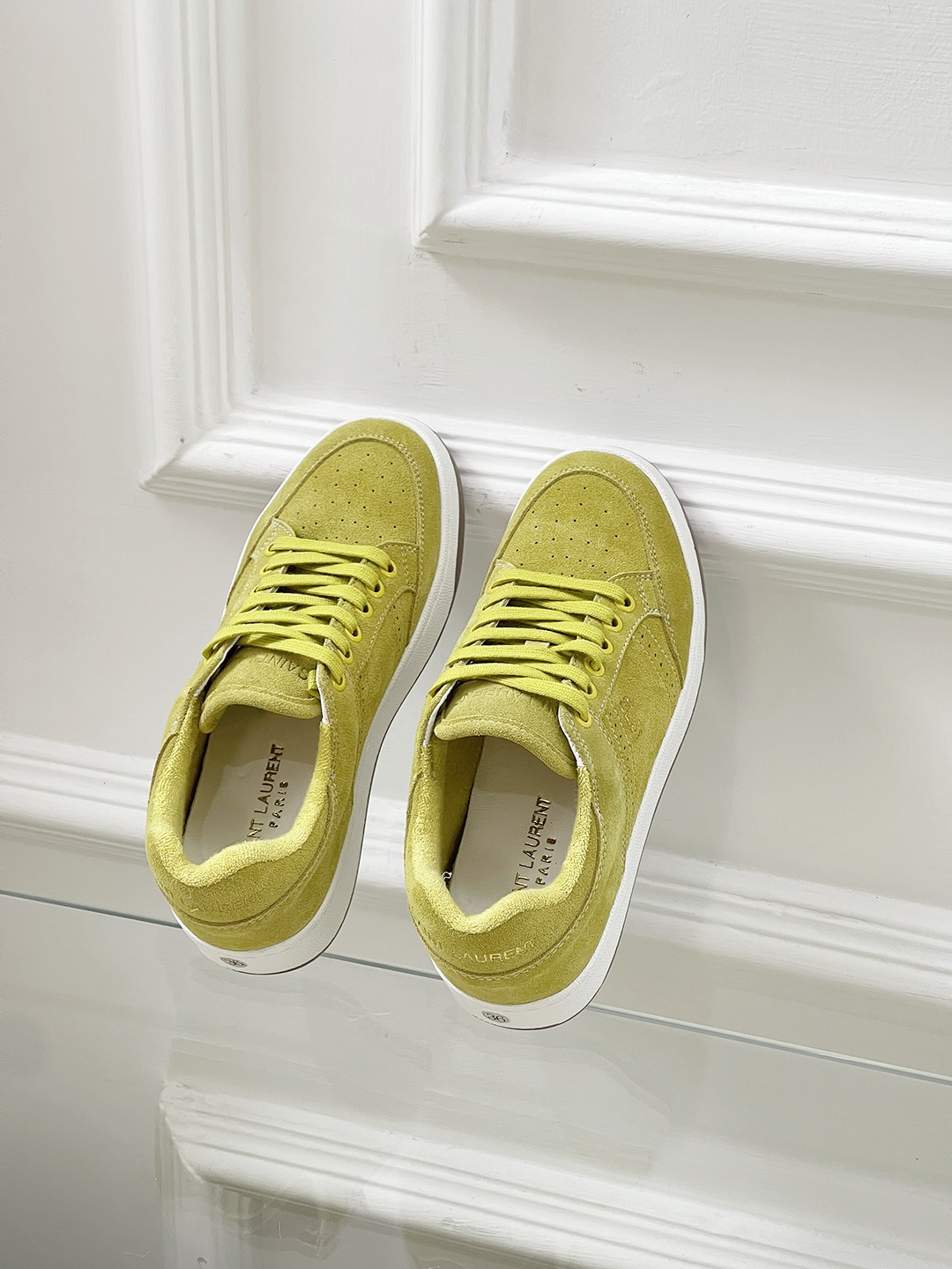 Fashion Trend: Saint Laurent’s White Sneakers Dominate the Market - 图片 6