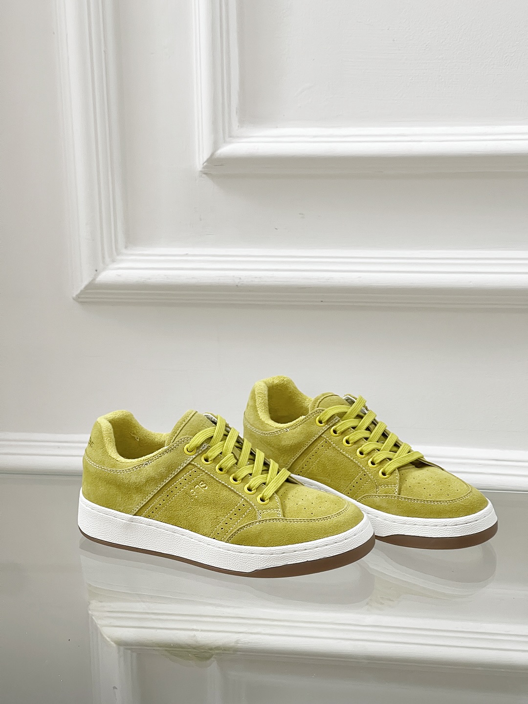 Fashion Trend: Saint Laurent’s White Sneakers Dominate the Market - 图片 5