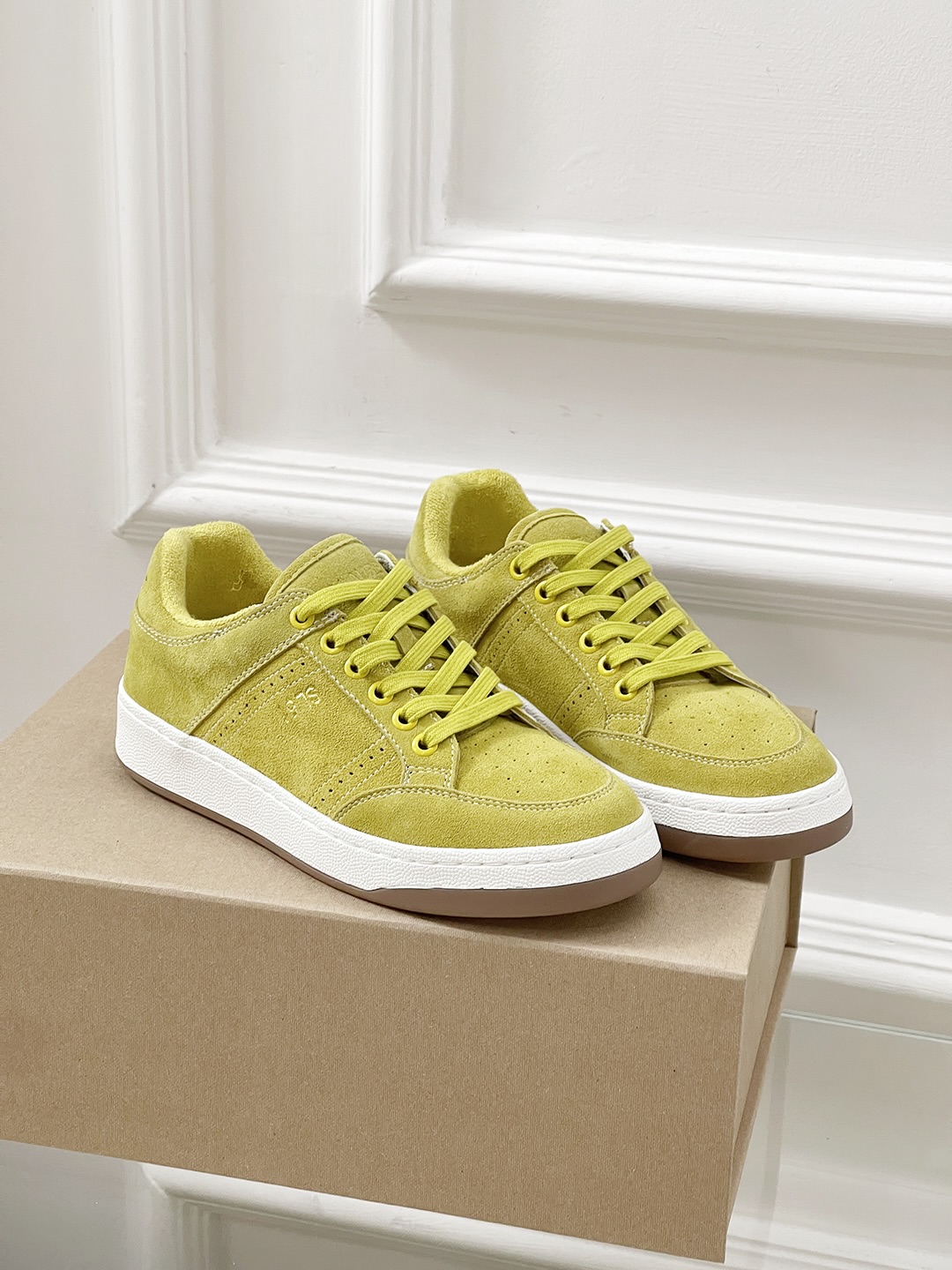 Fashion Trend: Saint Laurent’s White Sneakers Dominate the Market - 图片 1