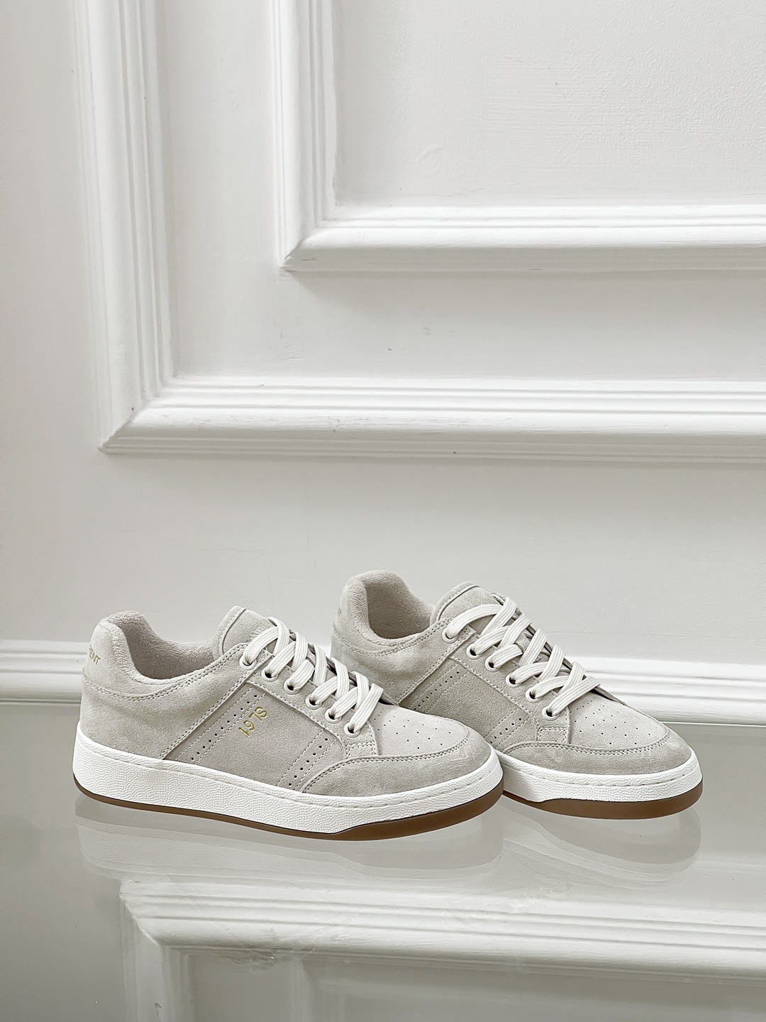 Fashion Trend: Saint Laurent’s White Sneakers Are the New Must-Have. - 图片 6