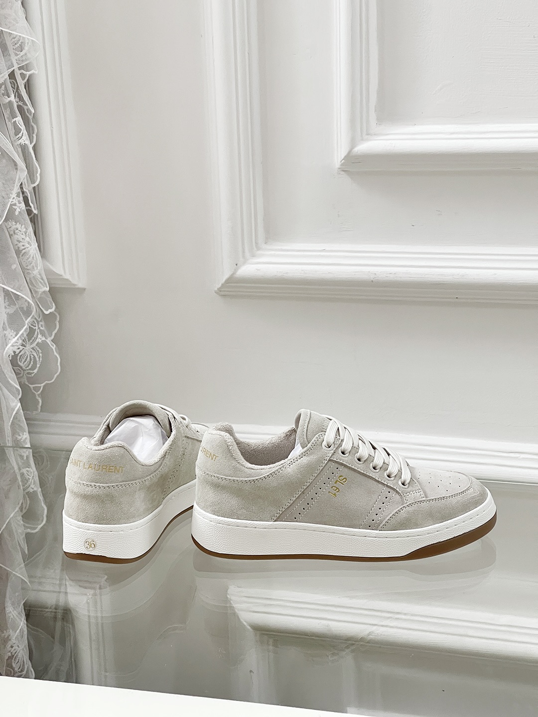 Fashion Trend: Saint Laurent’s White Sneakers Are the New Must-Have. - 图片 5