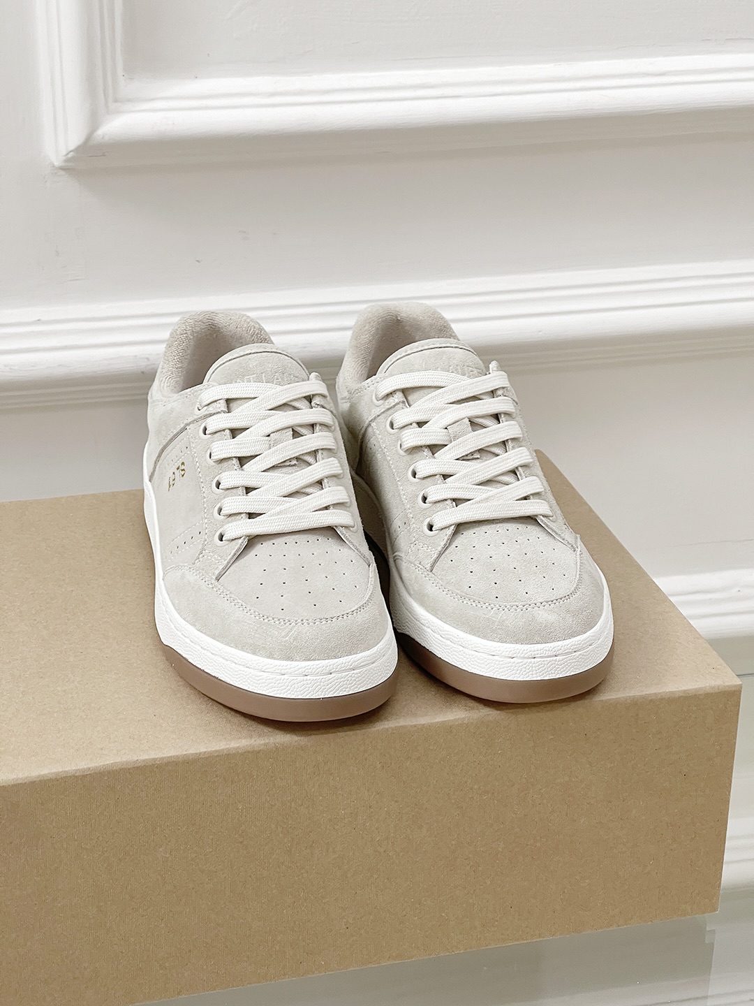 Fashion Trend: Saint Laurent’s White Sneakers Are the New Must-Have. - 图片 2