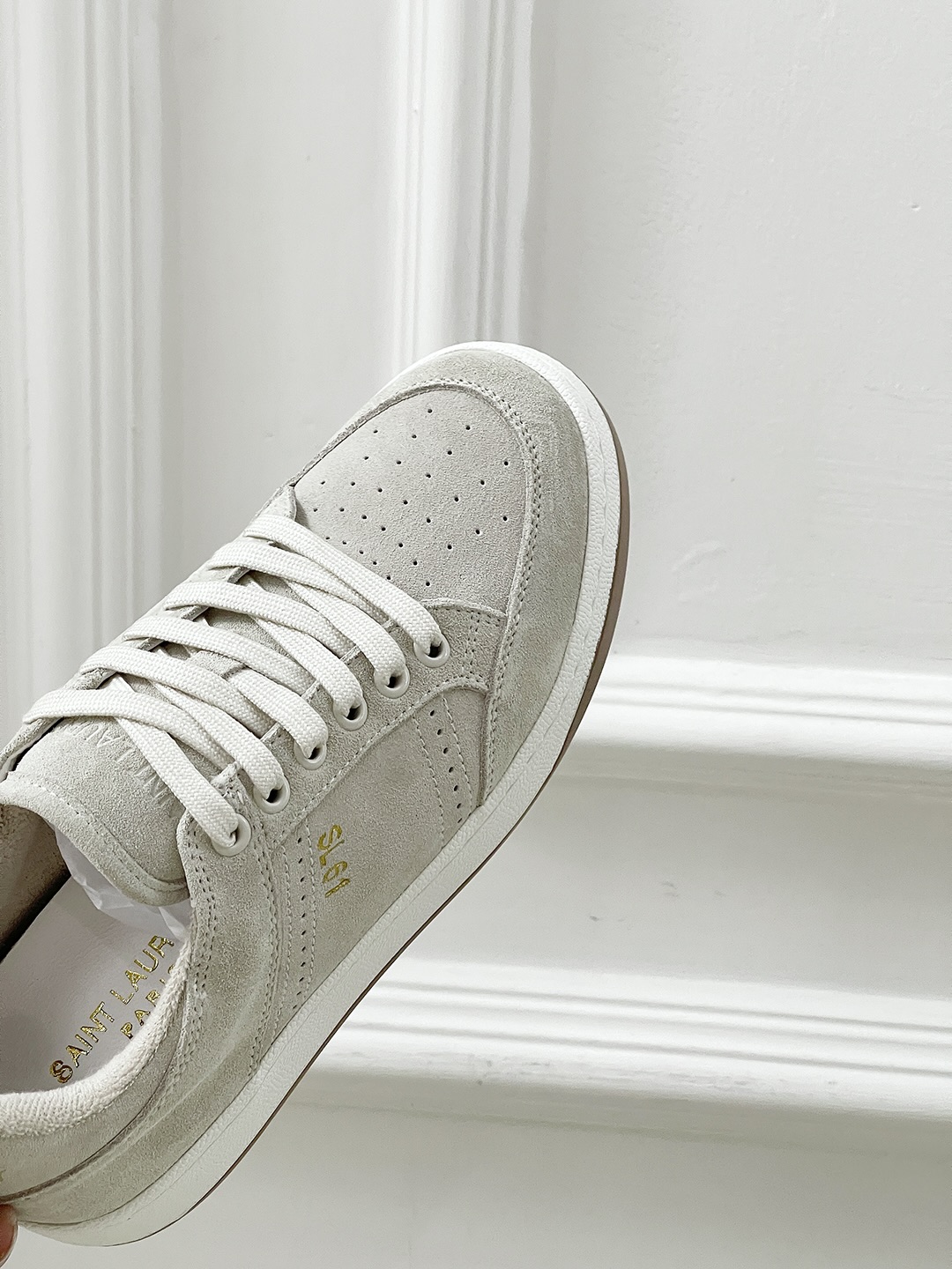 Fashion Trend: Saint Laurent’s White Sneakers Are the New Must-Have. - 图片 8