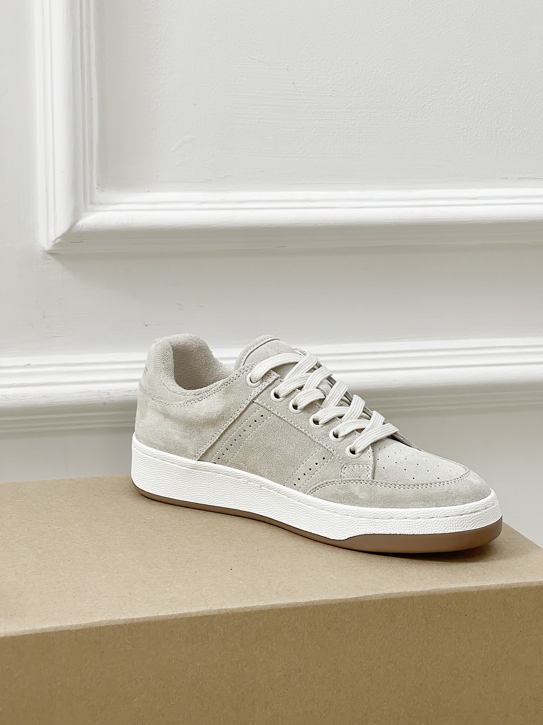 Fashion Trend: Saint Laurent’s White Sneakers Are the New Must-Have. - 图片 4