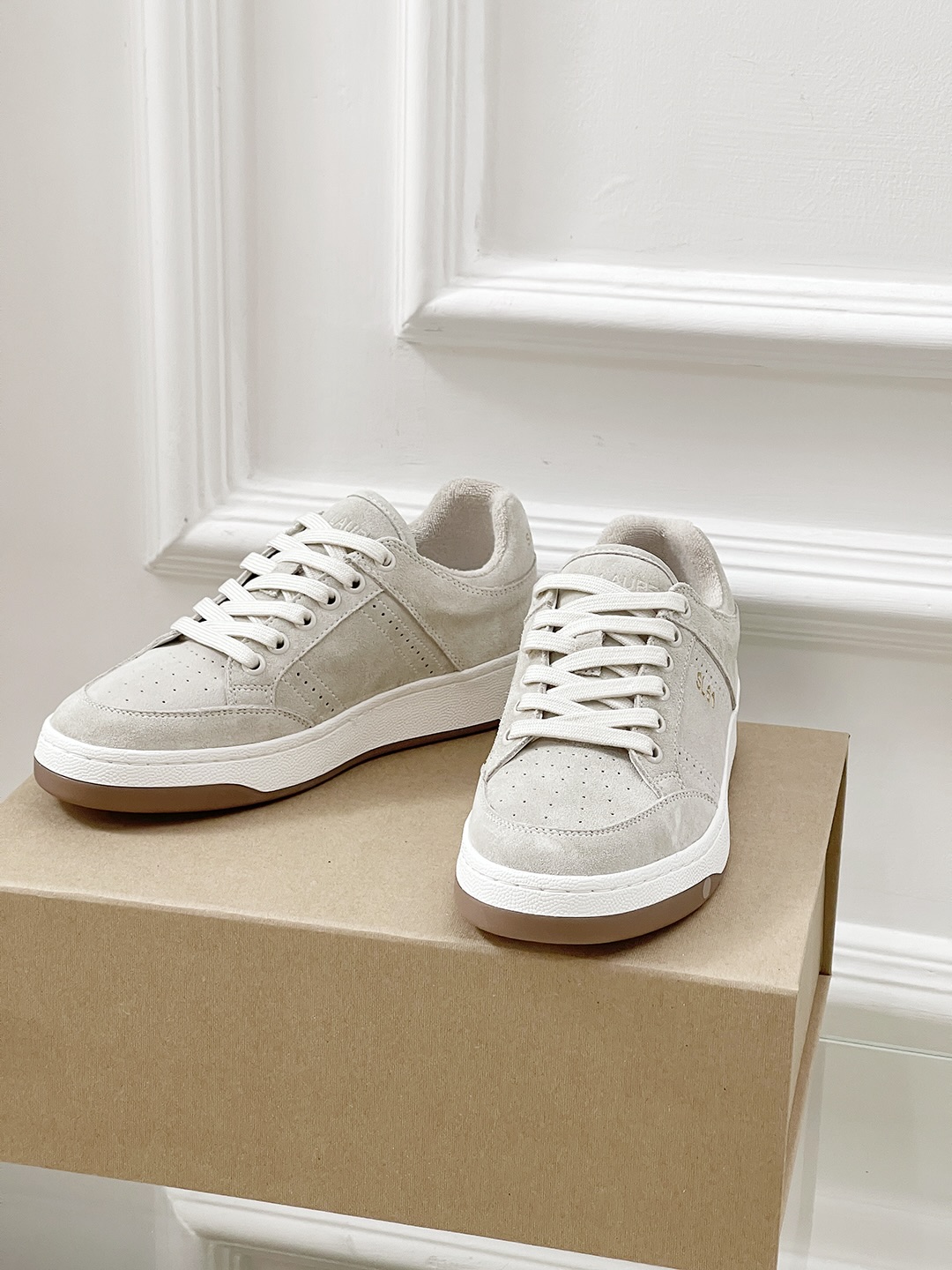 Fashion Trend: Saint Laurent’s White Sneakers Are the New Must-Have. - 图片 3