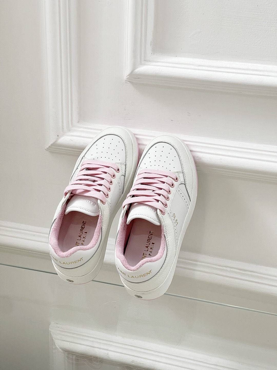 Fashion Trend: Saint Laurent’s Stylish White Sneakers - 图片 6