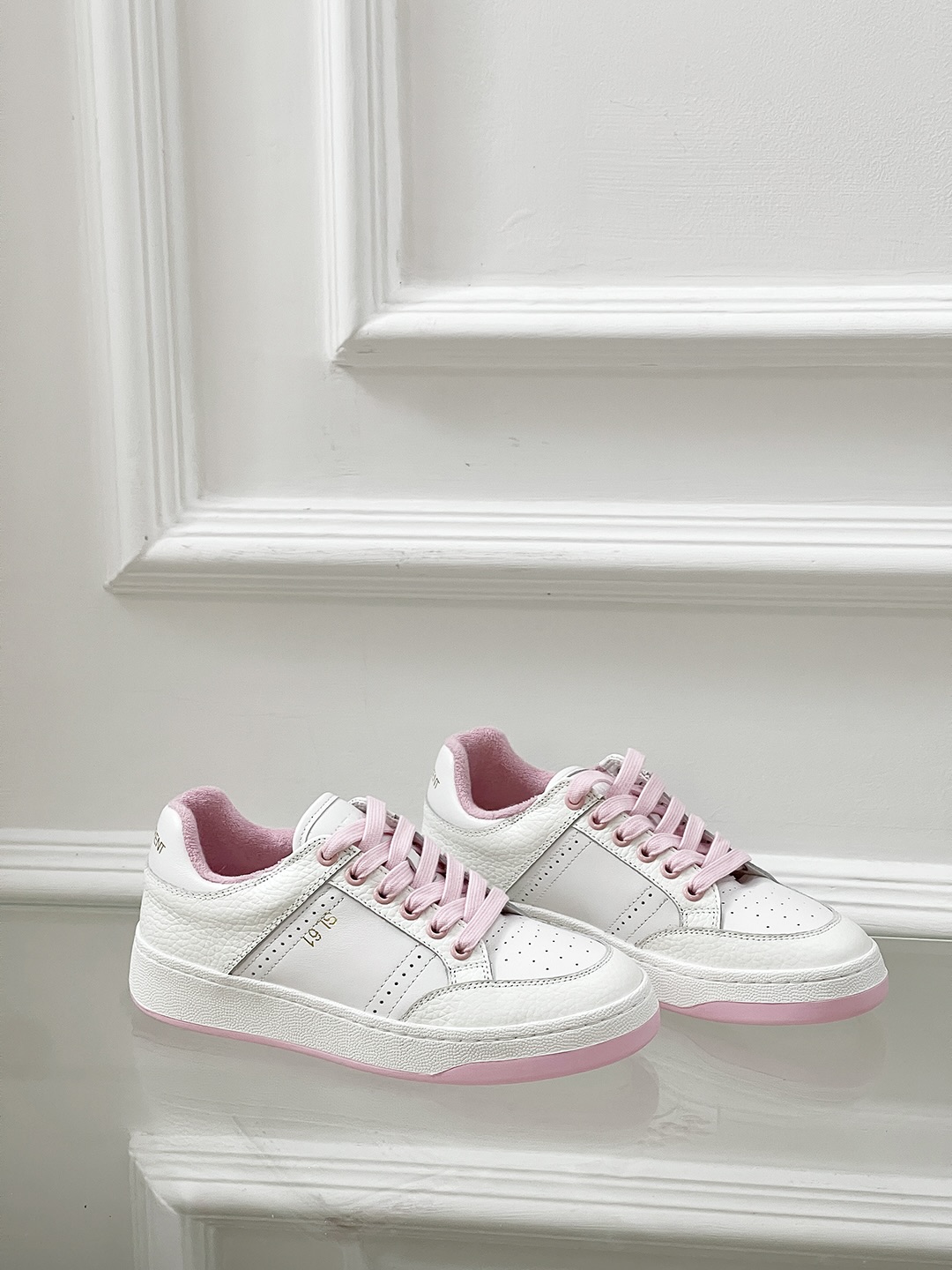 Fashion Trend: Saint Laurent’s Stylish White Sneakers - 图片 5