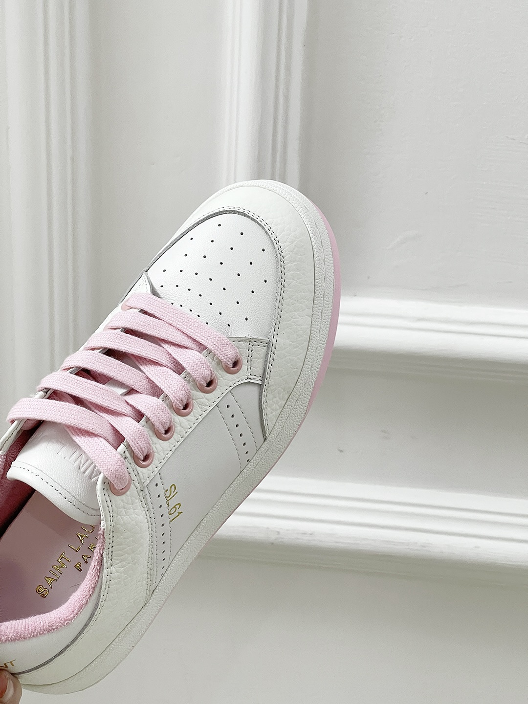 Fashion Trend: Saint Laurent’s Stylish White Sneakers - 图片 8