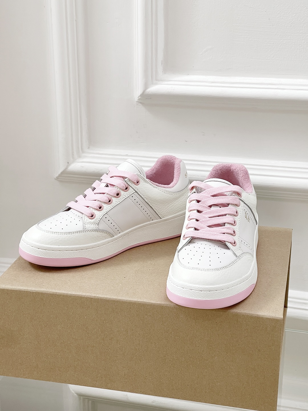 Fashion Trend: Saint Laurent’s Stylish White Sneakers - 图片 3