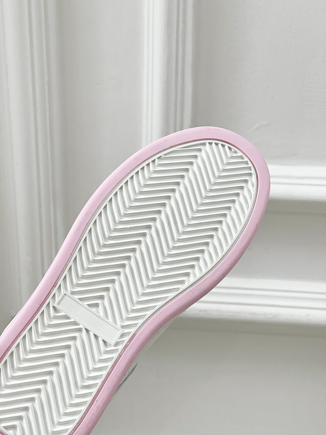 Fashion Trend: Saint Laurent’s Stylish White Sneakers - 图片 9