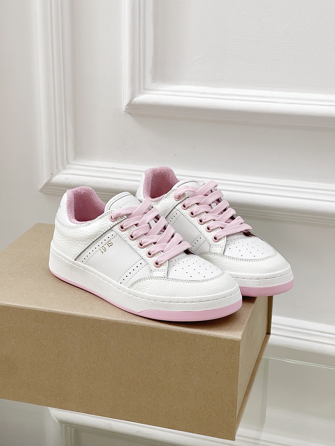 Fashion Trend: Saint Laurent’s Stylish White Sneakers - 图片 1