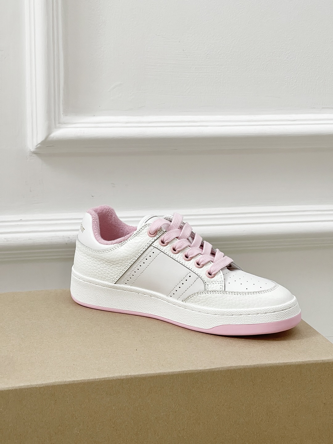 Fashion Trend: Saint Laurent’s Stylish White Sneakers - 图片 4