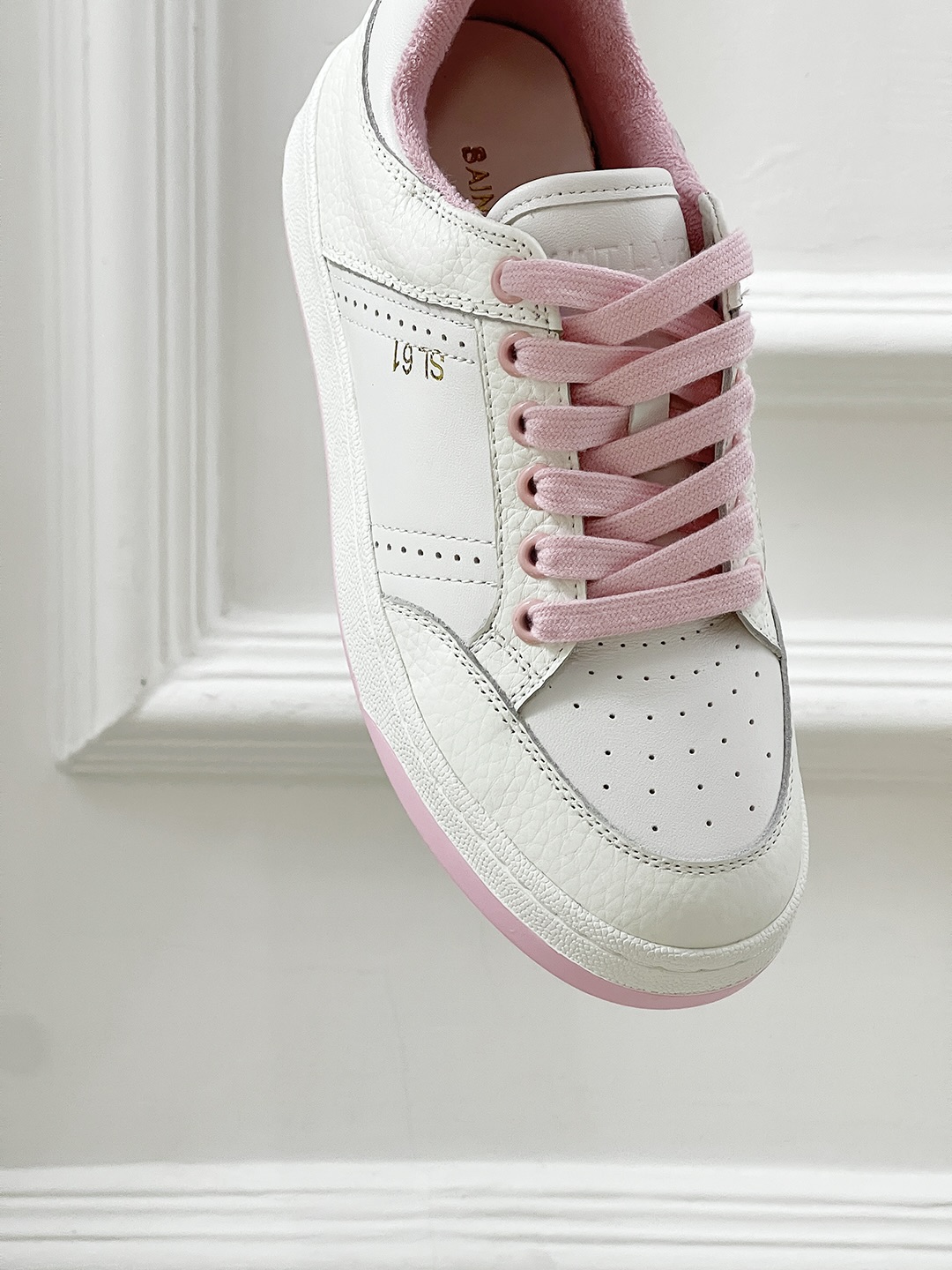 Fashion Trend: Saint Laurent’s Stylish White Sneakers - 图片 7