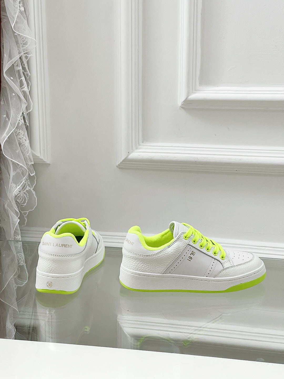 Fashion Trend: Saint Laurent’s White Sneakers – A Must-Have for Stylish Women - 图片 5