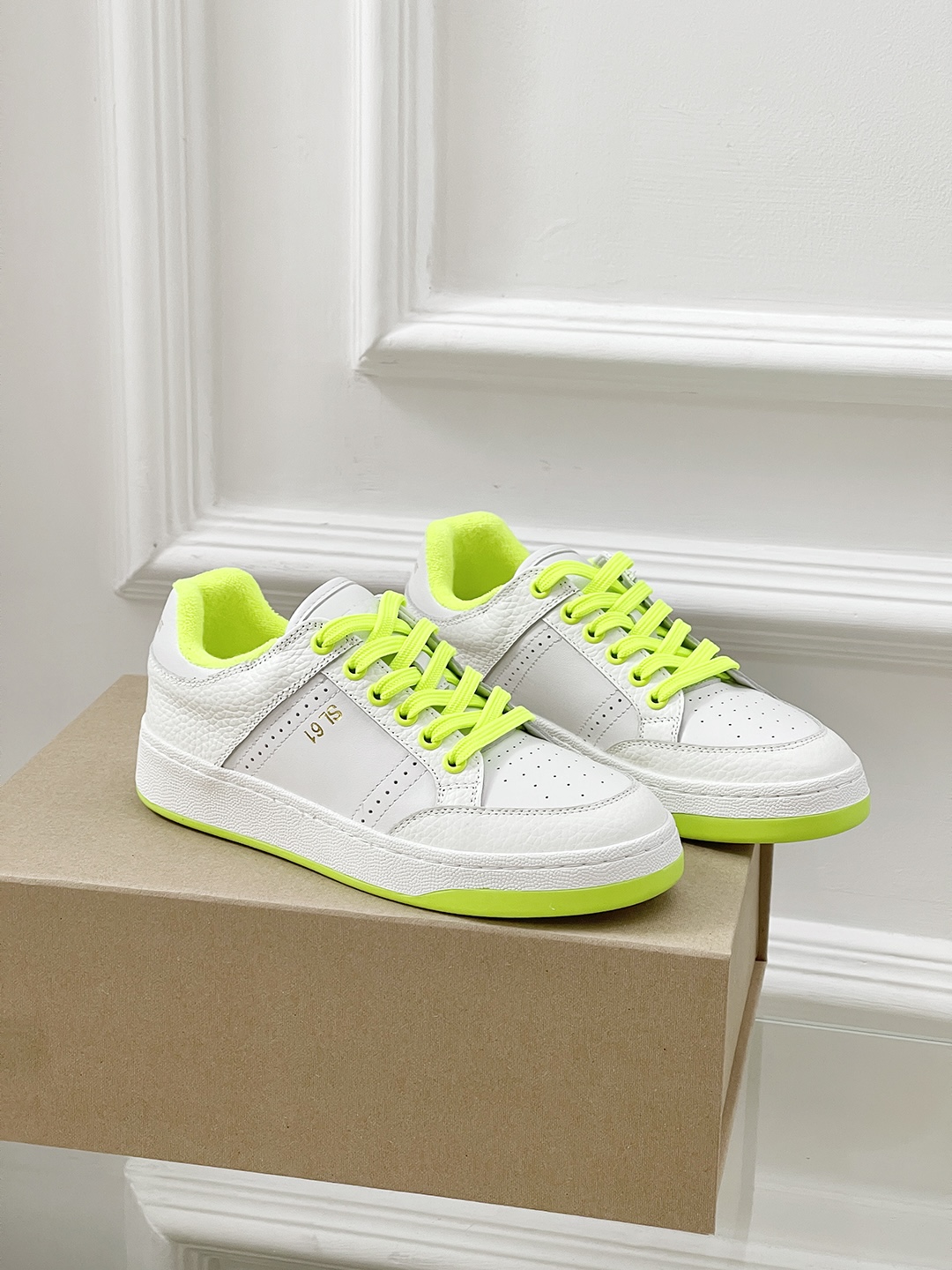 Fashion Trend: Saint Laurent’s White Sneakers – A Must-Have for Stylish Women - 图片 1