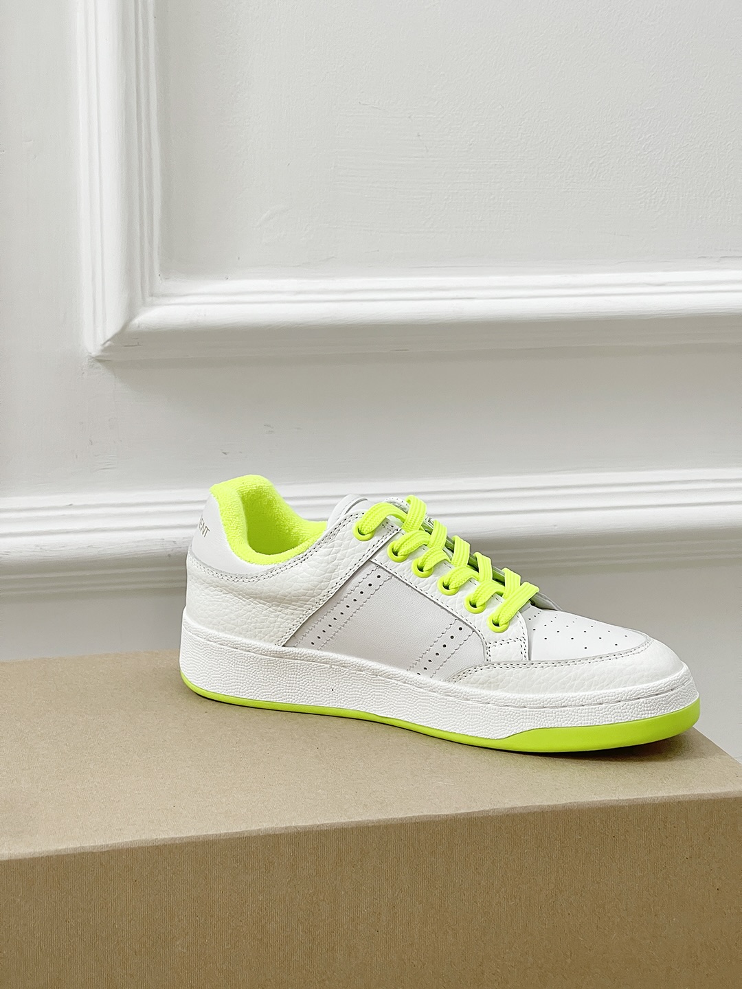 Fashion Trend: Saint Laurent’s White Sneakers – A Must-Have for Stylish Women - 图片 4