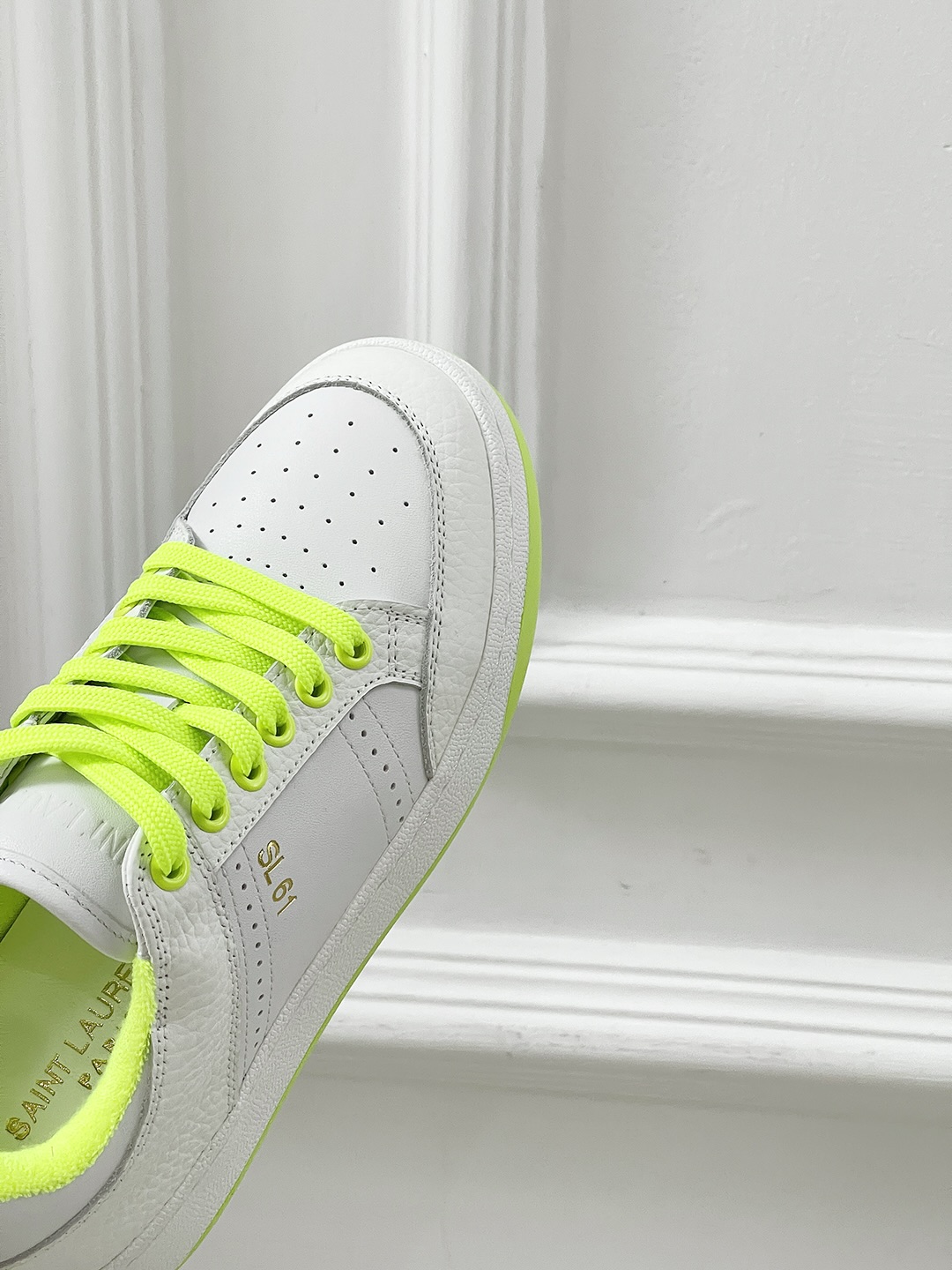 Fashion Trend: Saint Laurent’s White Sneakers – A Must-Have for Stylish Women - 图片 8