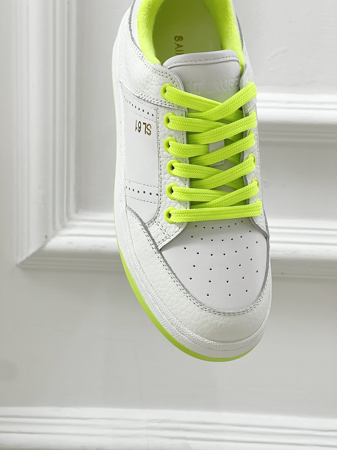 Fashion Trend: Saint Laurent’s White Sneakers – A Must-Have for Stylish Women - 图片 7