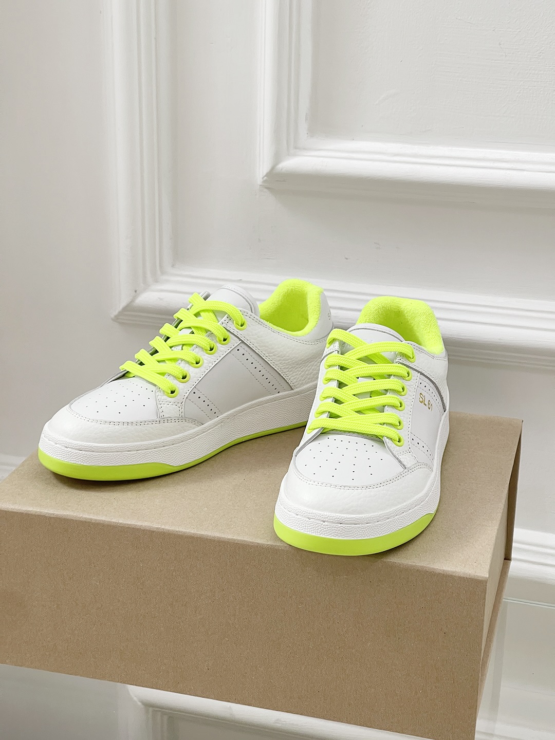Fashion Trend: Saint Laurent’s White Sneakers – A Must-Have for Stylish Women - 图片 3
