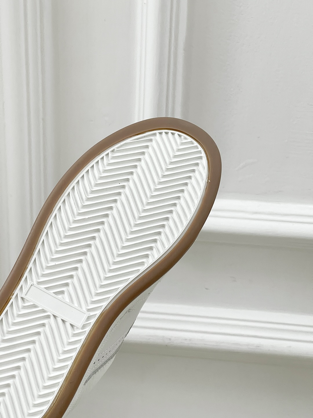 Saint Laurent’s Saint Roland Sneakers: Fashionable White Shoes for Women. - 图片 9