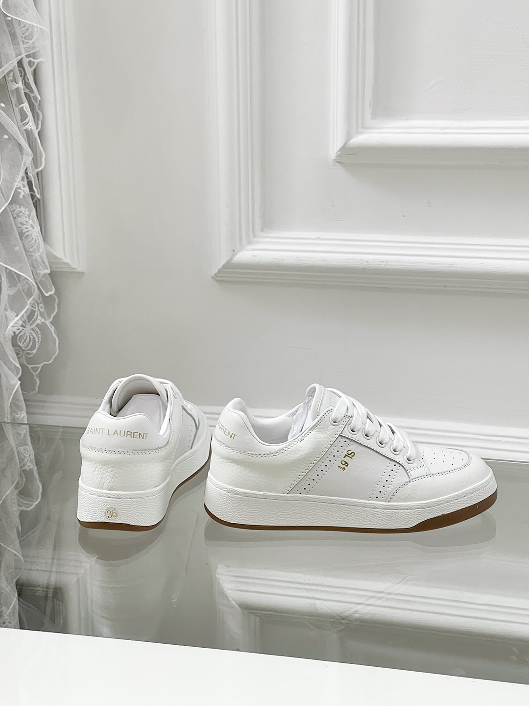 Saint Laurent’s Saint Roland Sneakers: Fashionable White Shoes for Women. - 图片 5