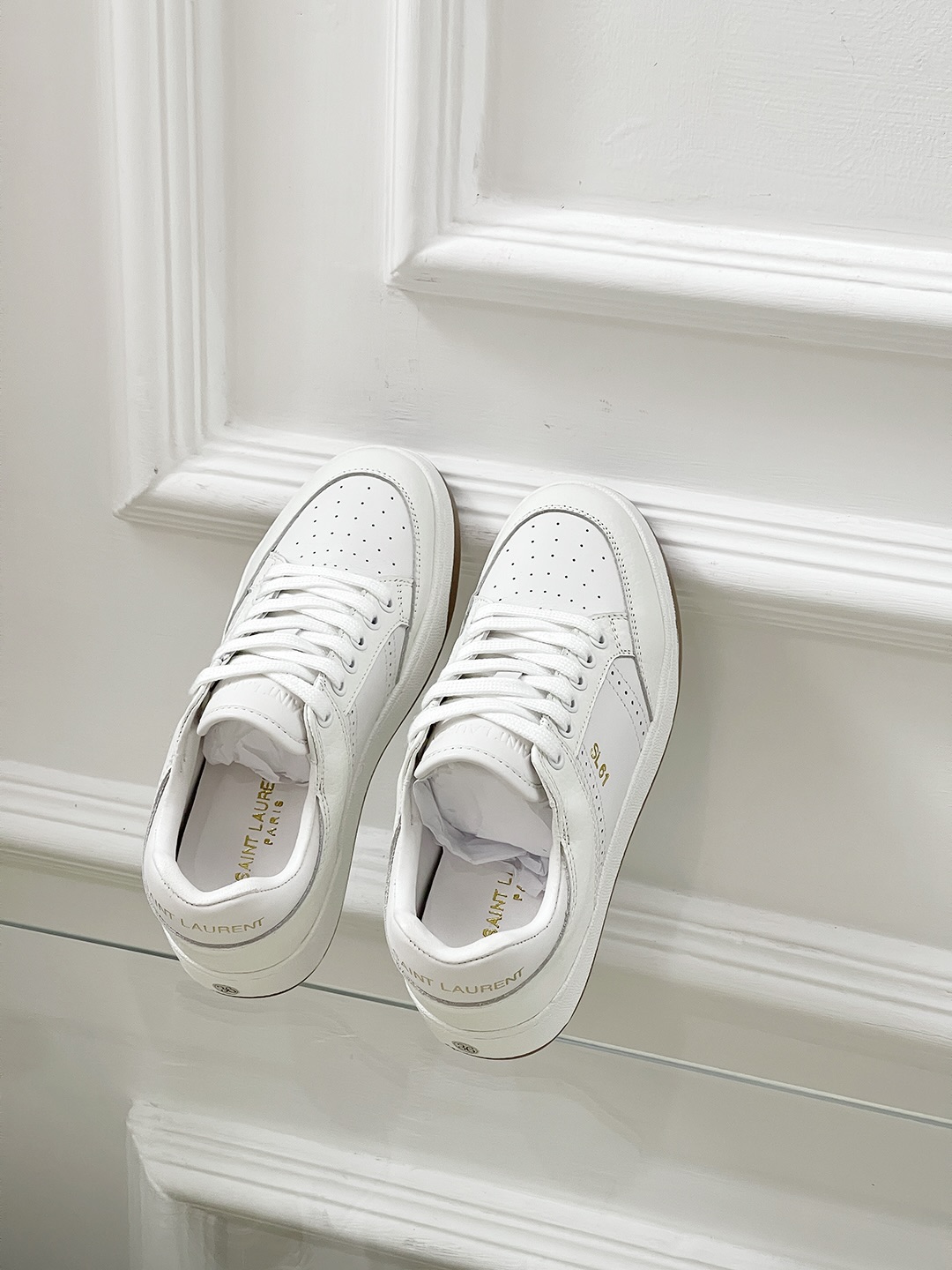 Saint Laurent’s Saint Roland Sneakers: Fashionable White Shoes for Women. - 图片 6