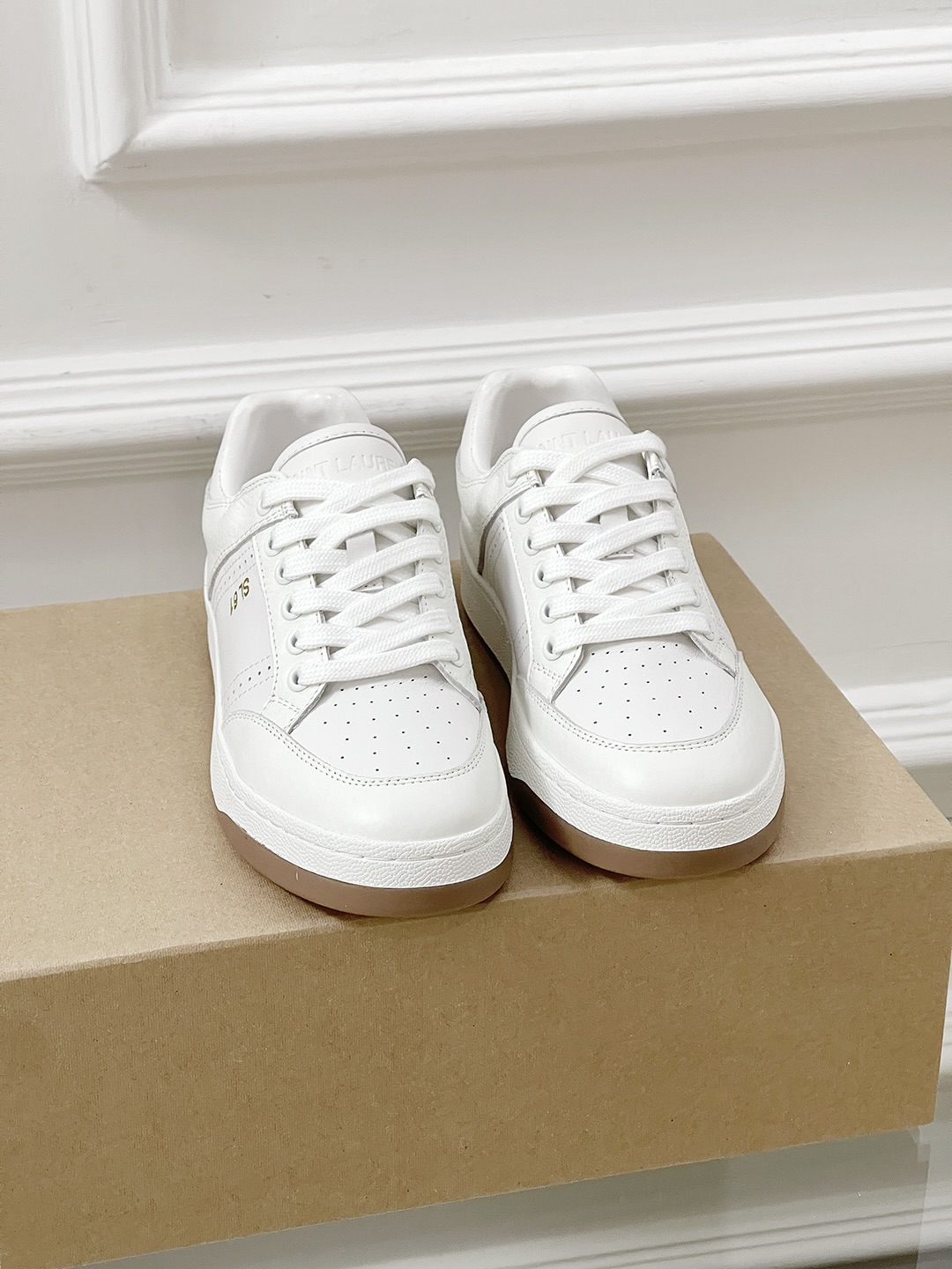 Saint Laurent’s Saint Roland Sneakers: Fashionable White Shoes for Women. - 图片 2