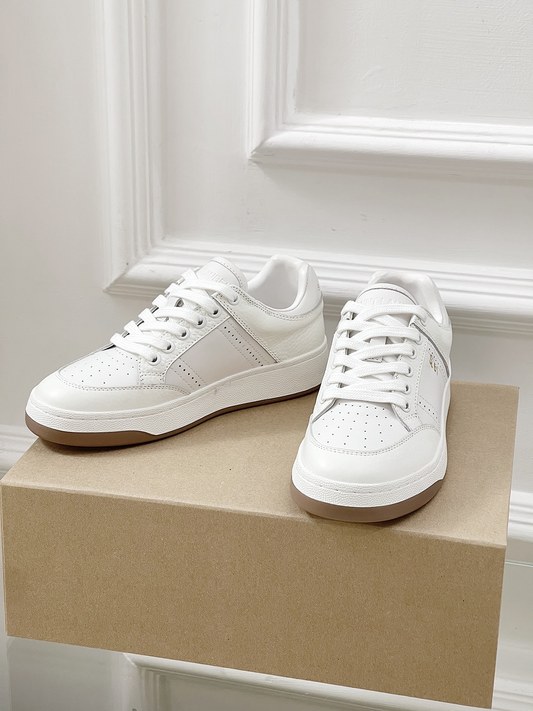 Saint Laurent’s Saint Roland Sneakers: Fashionable White Shoes for Women. - 图片 3