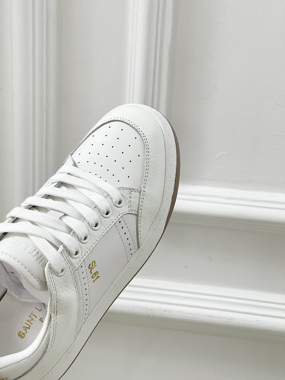 Saint Laurent’s Saint Roland Sneakers: Fashionable White Shoes for Women. - 图片 8
