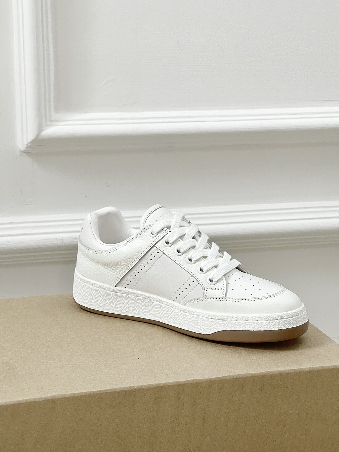 Saint Laurent’s Saint Roland Sneakers: Fashionable White Shoes for Women. - 图片 4