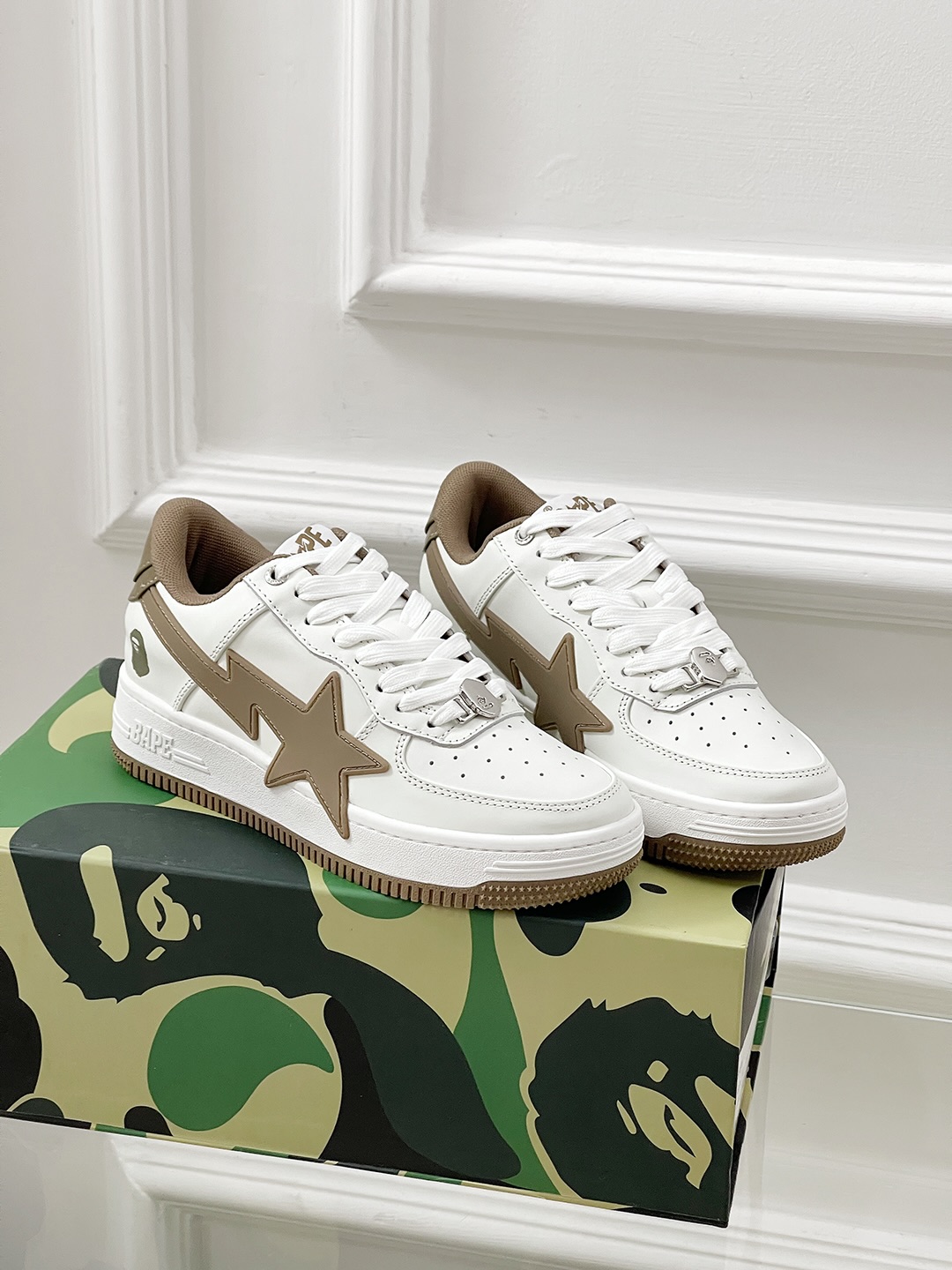 NO:232704,Fashionable and versatile Fashionable shoes Fashionable shoes Fashionable shoes STA part is designed by shape, and the heel part is designed pattern. BAPE BLACK flavor BAPE STA. Upper material is made of top layer cowhide, shoe material is sheepskin Sole material is made of original customized rubber sole. Purchase size for women 35-40 (40 customization), casual shoes/sports shoes, sneakers, cowhide, sheepskin19860909潮流百搭 时尚板鞋 潮流百搭 休闲 时尚板鞋 STA部分是按型设计,鞋跟部分是设计图案.BAPE BLACK风味完成的 BAPE STA. 鞋面材质头层牛皮 鞋里材质羊皮 鞋底材质原版定制橡胶底 选购尺码女35-40（40定制）,休闲鞋/运动鞋,sneakers,cowhide,sheepskin,Women's Shoes