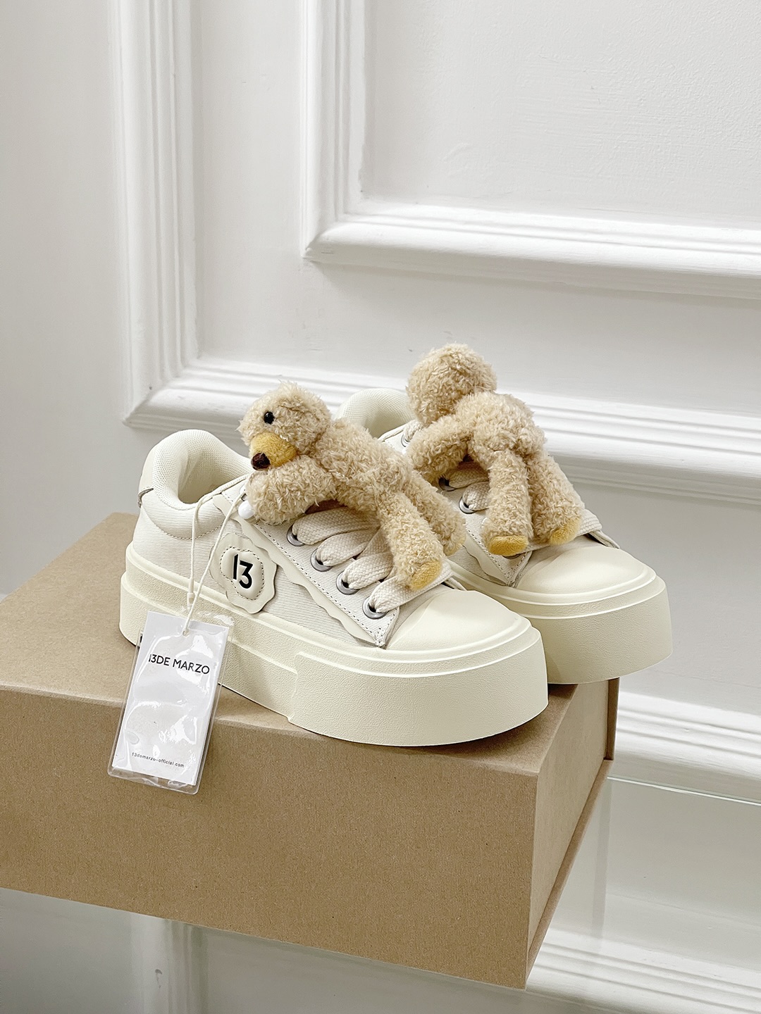 NO:232680,Panda Canvas Shoes Minimalist design plus the iconic doll bear super fashionable thick shoelaces and bears echo each other very healing color scheme. Thick but light eggs, the bear can be detached. Upper material: canvas. Shoe material: mesh. Sole material: rubber foam sole. Shoe size: 35-40 (40 customized) leather surface, casual shoes/sports shoes, sneakers19860909熊猫帆布鞋 极简的设计加上标志性的玩偶小熊超级时尚粗鞋带与小熊互相呼应非常治愈的配色 厚但蛋轻便,小熊可拆卸 鞋面材质:帆布 鞋里材质:网布 鞋底材质:橡胶发泡底 鞋码选购:35-40（40定制）皮面,休闲鞋/运动鞋,sneakers,Women's Shoes