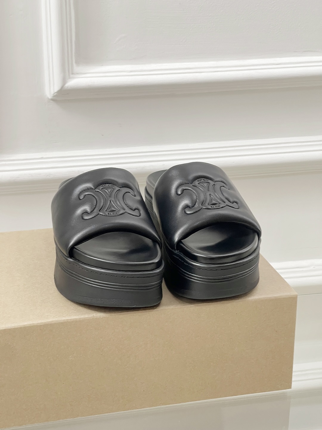 NO:232693,Thick-soled slippers make heightening as simple as breathing. It is easy to increase by five centimeters. When you wear a lazy person, you will feel different. The proportion is very good (especially small people are not afraid of it and all kinds of small skirts in summer. Upper material: cowhide. Material of shoes: sheepskin. Sole material: original rubber sole. Shoe size: 35-40 (customized by 40), slippers, slippers, skirts, cowhide, sheepskin.19860909厚底拖鞋让增高和呼吸一样简单 轻轻松松五公分,懒人一脚SS25 Block小羊皮穿上它你整个感觉不一样显得高高瘦瘦的比例特别好(尤其小个子也不带怕的和夏天的各种小裙子都特搭毫不费力穿出辣妹感 鞋面材质:牛皮 鞋里材质:羊皮 鞋底材质:原版橡胶底 鞋码选购:35-40（40定制）,拖鞋,slippers,skirts,cowhide,sheepskin,Women's Shoes