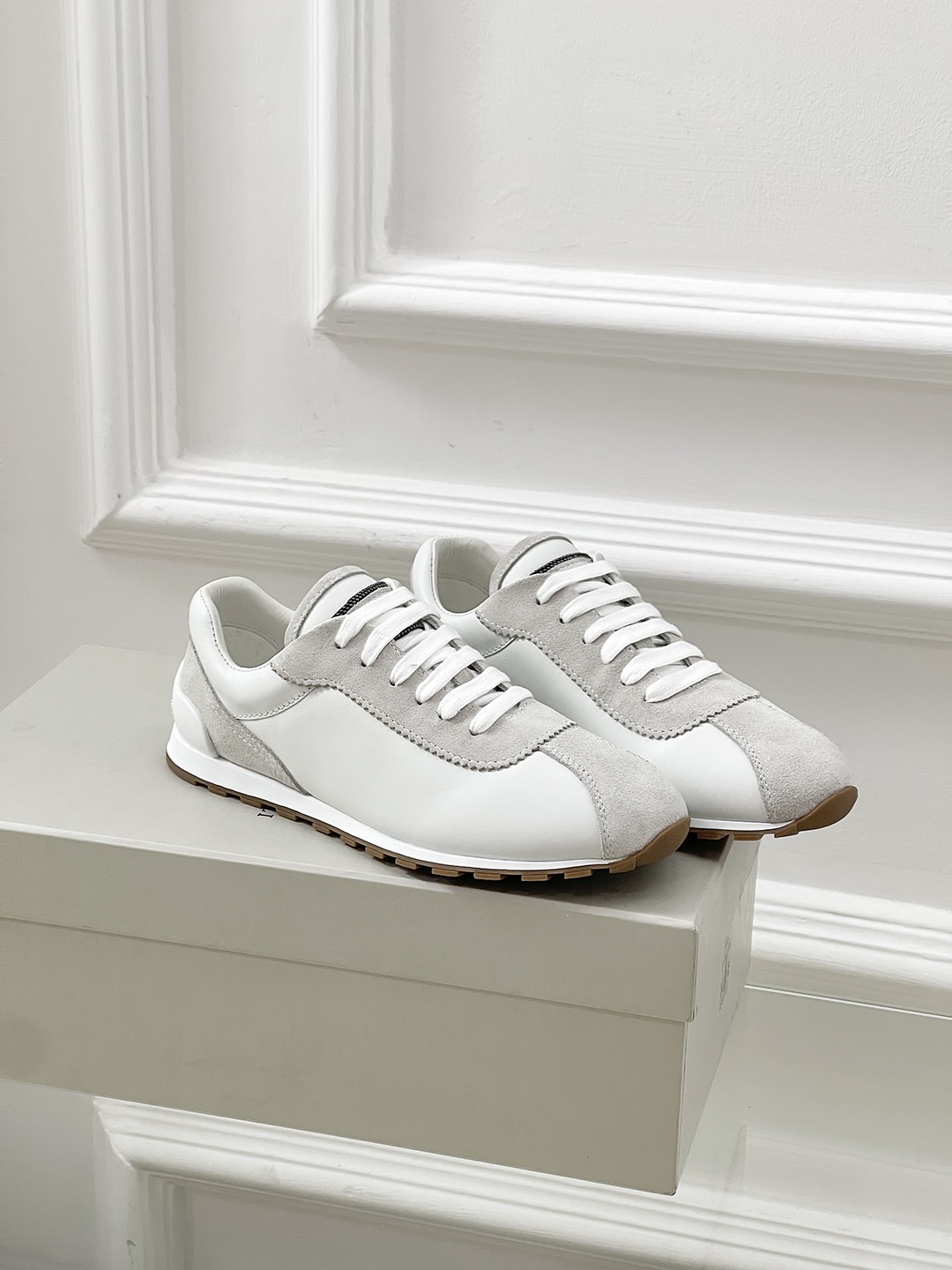 NO:232692,Recommended new shoes for spring and summer. As the top luxury brand in Italy, don’t need to introduce it too much~ The top luxury design, so it shines from any side. Handmade casual shoes are very light and easy to wear, plus beige color matching is also very easy to match in spring and summer. Upper material: ox back velvet material: breathable mesh Sole material: TPU combination sole Shoe size purchase: 35-40 (40 customization), casual shoes/sports shoes, sneakers19860909春夏新品鞋子推荐 作为意大利顶级奢侈品牌 不用过多介 绍了吧～ 顶级奢华的设计,所以无论 从哪个面看都闪耀着. 手工休闲鞋非常轻便好穿,加上米色系的 配色在春夏也是非常好搭配 鞋面材质:牛反绒 鞋里材质:透气网布 鞋底材质:TPU组合底 鞋码选购:35-40（40定制）,休闲鞋/运动鞋,sneakers,Women's Shoes