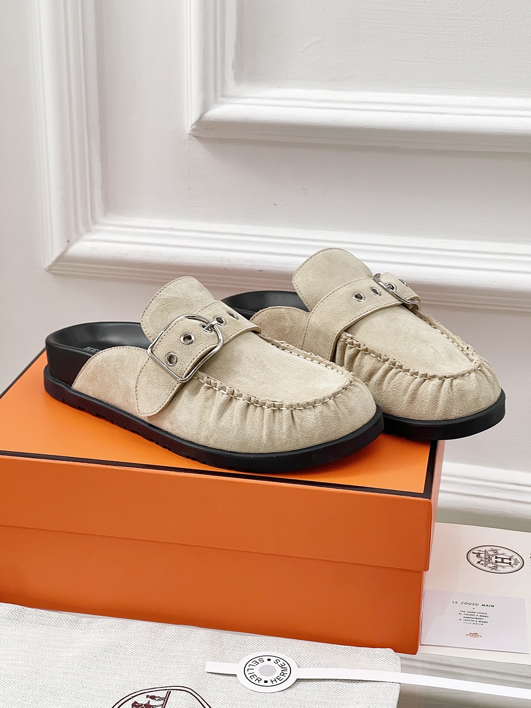 NO:232695,Mules | New Shoes for Hot Shoes!  Cute and love, lazy and exquisite complete M combination, semi-tightening is very nice. It is convenient to go out, thick-soled toe shoes are particularly retro and paired with favorite floral socks, which are simply casual and versatile. Fashionable and thin legs~ Upper material: ox back velvet material: sheepskin Sole material: original customized rubber sole Shoe size purchase: women 35-40 (40 customized) men 39-45 (45 customized), semi-tightening, sheepskin, socks19860909穆勒鞋 | 爆款鞋新品 ！呆萌阔爱,慵懒与精致的完M结合,半拖很nice 出门方便,厚底包头鞋特别复古搭配双喜欢的花色袜子简直一绝休闲又百搭 时髦显腿细～ 鞋面材质:牛反绒 鞋里材质:羊皮 鞋底材质:原版定制橡胶底 鞋码选购:女35-40（40定制）男39-45（45定制）,半拖,sheepskin,socks,Women's Shoes