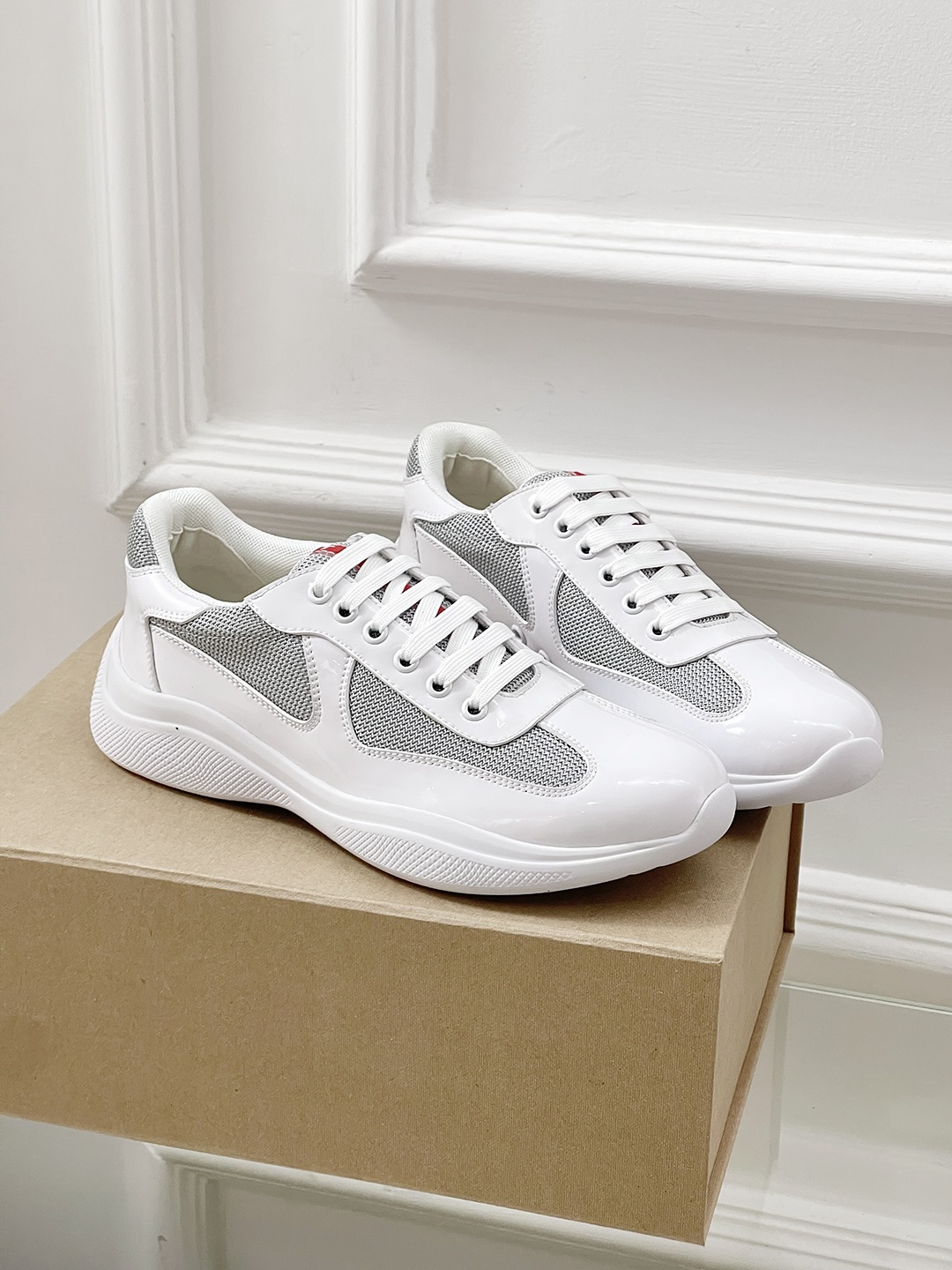 NO:232676,Can be matched with various casual looks!  The one that can be matched for a long time is casual shoes!  Prada sneakers continue the long-lasting outline and are a new classic item. They are carefully crafted from white cowhide to enhance the style. The style is light and matched with the 