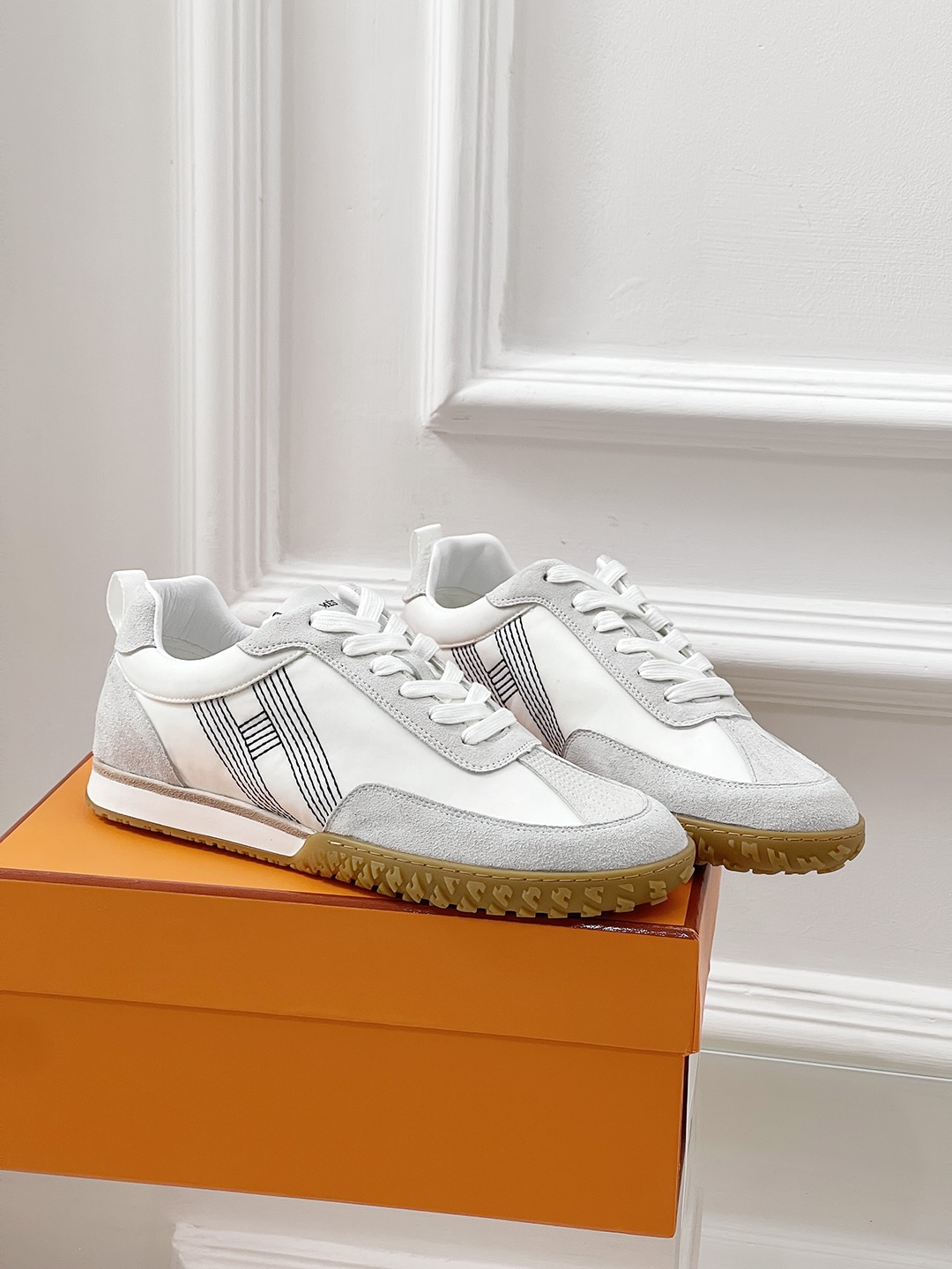 NO:232678,Deshuang Sports Shoes The feet are really light and comfortable to wear, and the logo design is simple and elegant, with comfortable feet, and extremely matching. Whether it is daily travel or casual sports, it can be your best choice. After trying it on the feet, it is amazing. Although it is sports shoes, it has an elegant feel when worn. The upper material is ox back velvet   sheepskin Insole material sheepskin Sole material is original molded rubber sole. Purchase sizes for women 36-41 men 39-45 (35.40.41, men 45 custom-made, no return or exchange), casual shoes/sports shoes, sneakers, sheepskin19860909德训运动鞋 上脚是真的轻盈而且舒服,还设计 Logo 标识设计简约大方,脚感舒适,而且搭配性极强,无论是日常出行还是休闲运动,都能成为你的绝佳选择,上脚试才发现有多惊艳,虽然是运动鞋但是穿上却有优雅感鞋形和质感都非常好 鞋面材质牛反绒 羊皮 鞋垫材质羊皮 鞋底材质原版开模橡胶底 选购尺码女款36-41男款39-45（女35.40.41,男45定做不退换）,休闲鞋/运动鞋,sneakers,sheepskin,Women's Shoes