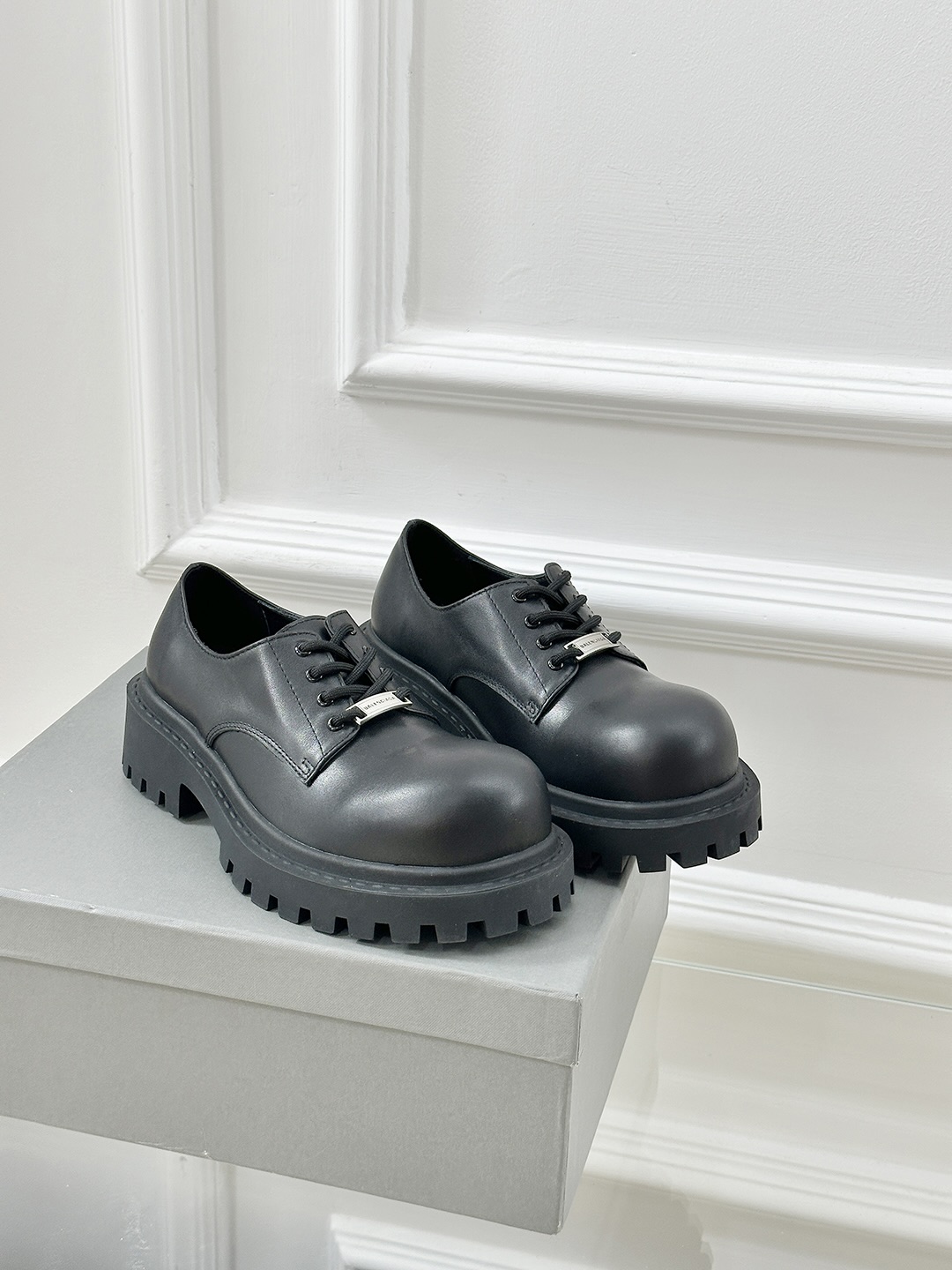 NO:232661,Paris Stomper Derby new big-headed derby shoes This pair of shoes is simply the dark horse in the trend circle this year. The exaggerated big-headed design makes people fall in love with it at a glance!  When I saw it at first, I was attracted by the big B-shaped logo. It’s so recognizable!  When you wear it, you can easily control it whether it is paired with tight jeans or wide-leg pants, and it is full of fashion sense!  Double B decorative buckle is made of pure copper hardware hand-in-made upper material: full-grain cowhide shoe material: water-dyed cowhide sole material: original rubber outsole Shoe size purchase: women's model 35-40 (40 customized) plain style B button original packaging, leather shoes, balenciaga,tom ford, jeans, cowhide19860909巴黎家 Stomper Derby新款大头德比鞋 这双鞋简直是今年潮流圈的黑马,夸张的大头设计,让人一眼就爱上！ 第一眼看到它,就被那双大大的B字logo吸引了,太有辨识度了吧！ 穿上它,无论是搭配紧身牛仔裤还是阔腿裤,都能轻松驾驭,时尚感爆棚！ 双B装饰扣采用纯铜五金手工镶嵌制作 鞋面材质:全粒面牛皮 鞋里材质:水染牛皮 鞋底材质:原版橡胶大底 鞋码选购:女款35-40(40定制）素面款 B扣款 原版包装,皮鞋,balenciaga,tom ford,jeans,cowhide,Women's Shoes