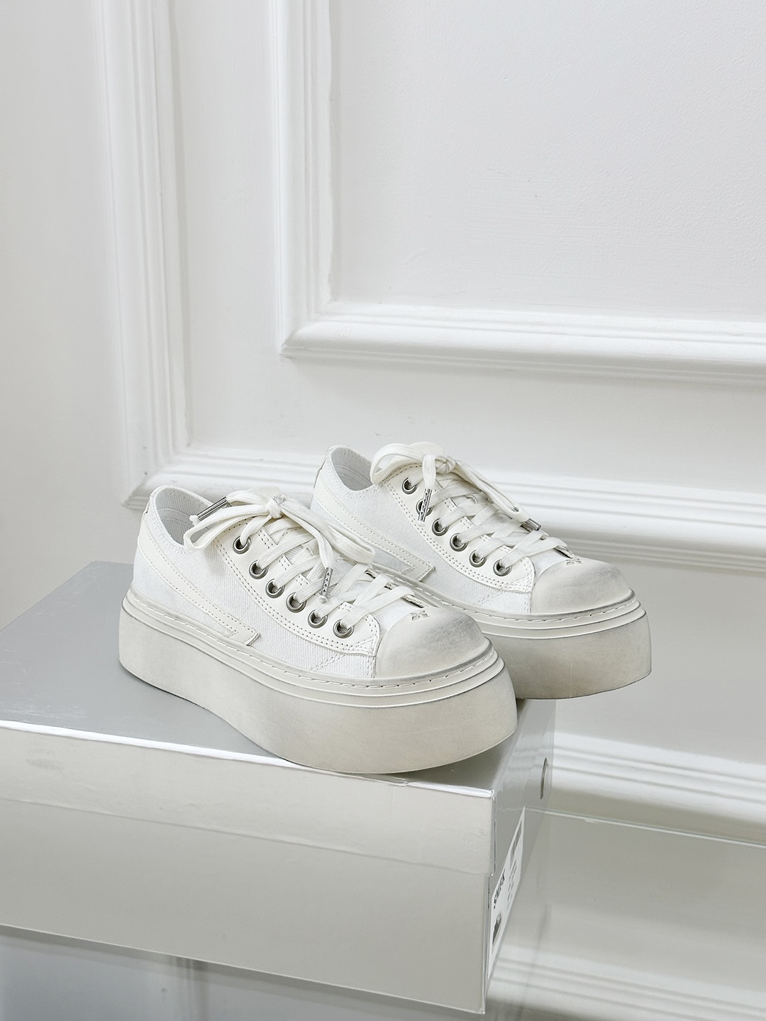 NO:233435,Dirty shoes on the cloth, the latest popular crossbow, thick sole, casual, versatile minimalist style, the new work inherits the popular elements of many brands, and is bound to be popular - canvas casual shoes. Super cool, dark and versatile style. Made of high-density breathable cowhide canvas, equipped with moderately comfortable thick sole, details also ensure that they are safe and easy to move. Upper material: original imported customized breathable canvas/toe layer cowhide material: imported breathable canvas Sole material: original open molded crossbow molded rubber sole, 4.5CM thick shoe size purchase: 35-40 (40 customization) P leather surface fabric aging, casual shoes/sports shoes, sneakers, cowhide19860909布面脏脏鞋 最新火爆款十字花 厚底 休闲 百搭的极简风国潮,新作继承了诸多品牌制胜的流行元素,势必大热—帆布休闲鞋 超级酷 黑暗百搭风 采用高密度透气牛皮 帆布而成,配有高度适中的舒适厚底,细节还确保穿着稳妥不易移位 鞋面材质:原版进口定制透气帆布/头层牛皮 鞋里材质:进口透气帆布 鞋底材质:原版开模十字花成型橡胶大底,底厚4.5CM 鞋码选购:35-40（40定制）P皮面布面做旧,休闲鞋/运动鞋,sneakers,cowhide,Women's Shoes