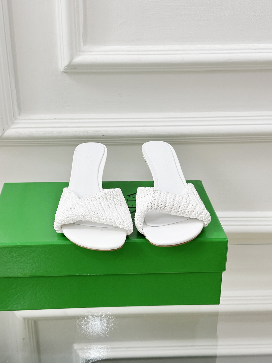 Bottegga Venneeta’s Stylish Sheepskin Shoes in Various Sizes and Textures - 图片 2