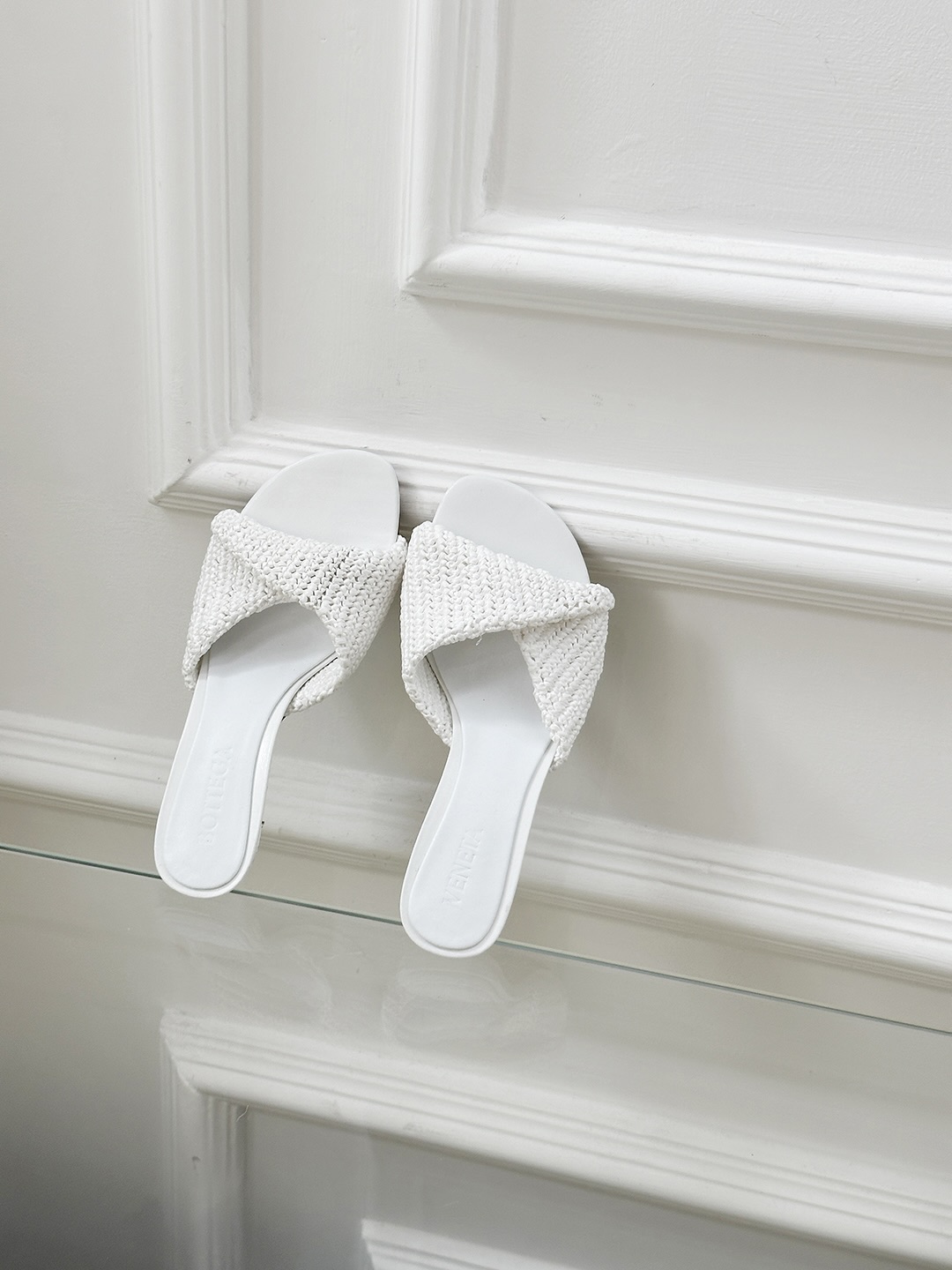 Bottegga Venneeta’s Stylish Sheepskin Shoes in Various Sizes and Textures - 图片 6