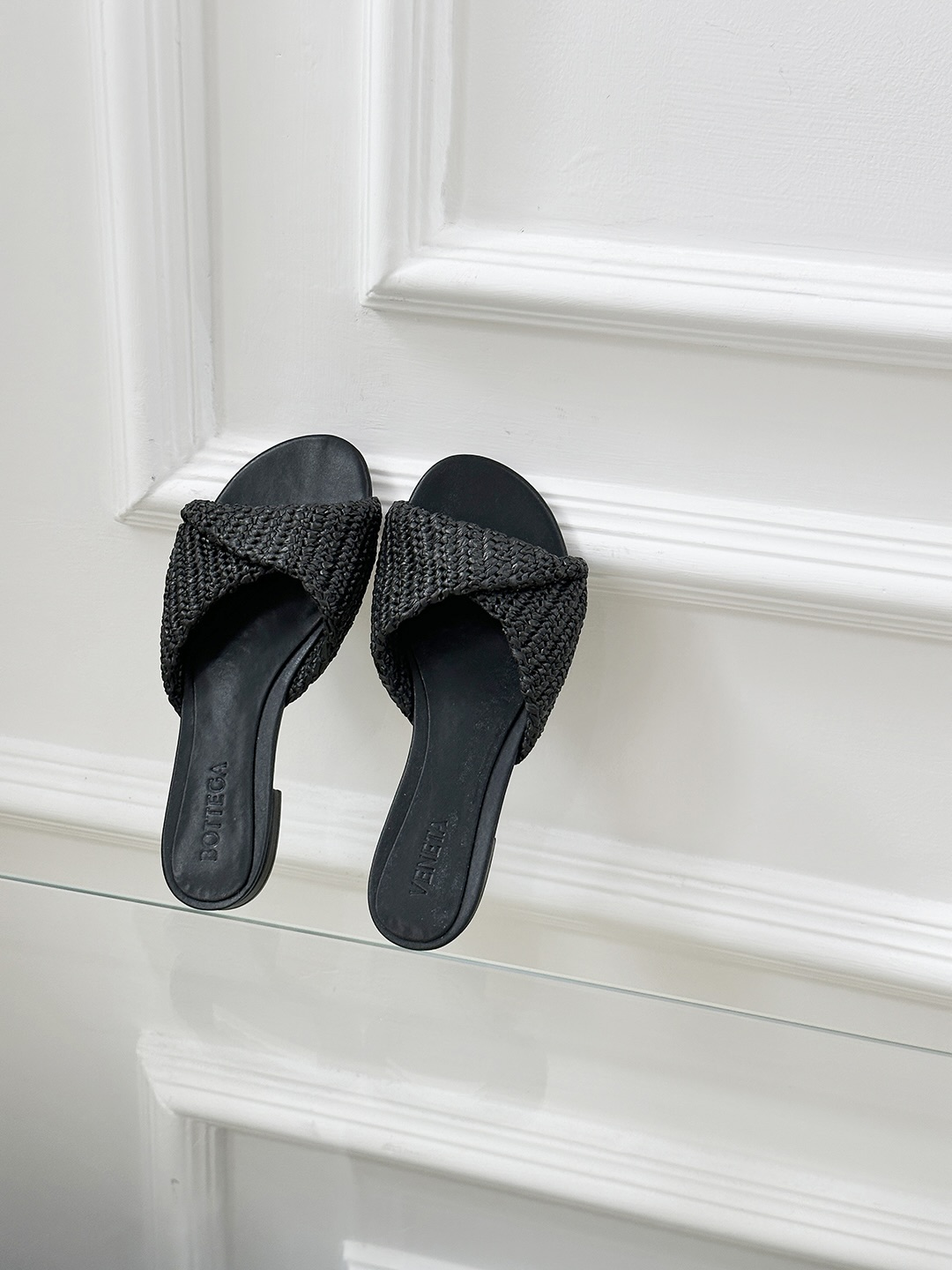 Bottegga Vennetta’s Stylish House with Unique Sheepskin Shoes in Various Sizes. - 图片 6