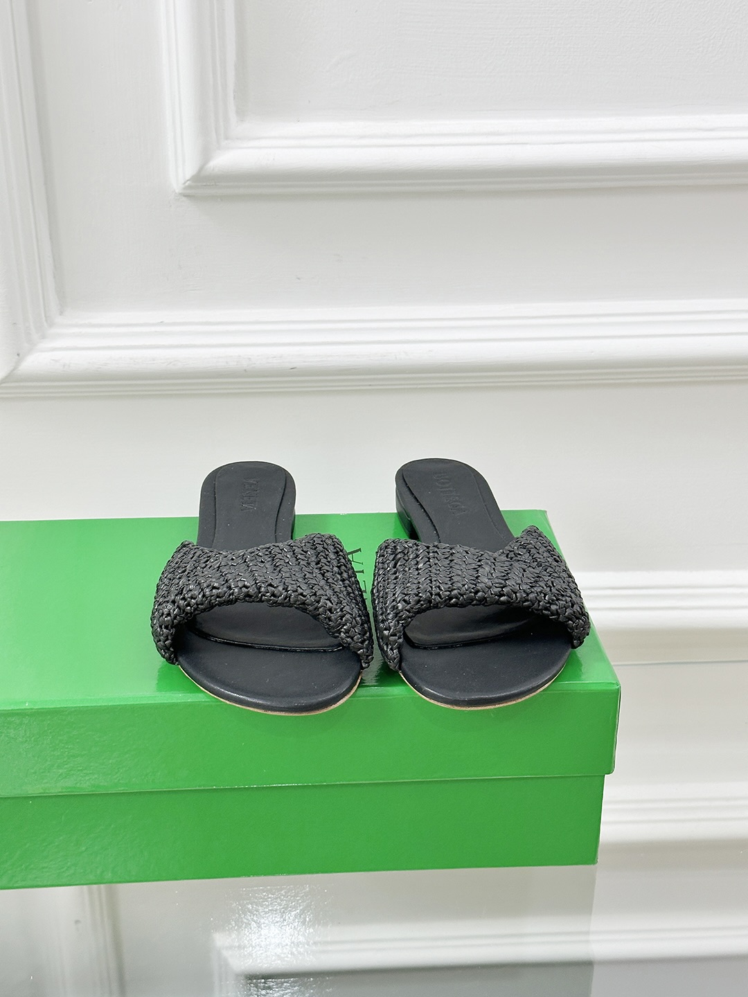 Bottegga Vennetta’s Stylish House with Unique Sheepskin Shoes in Various Sizes. - 图片 2